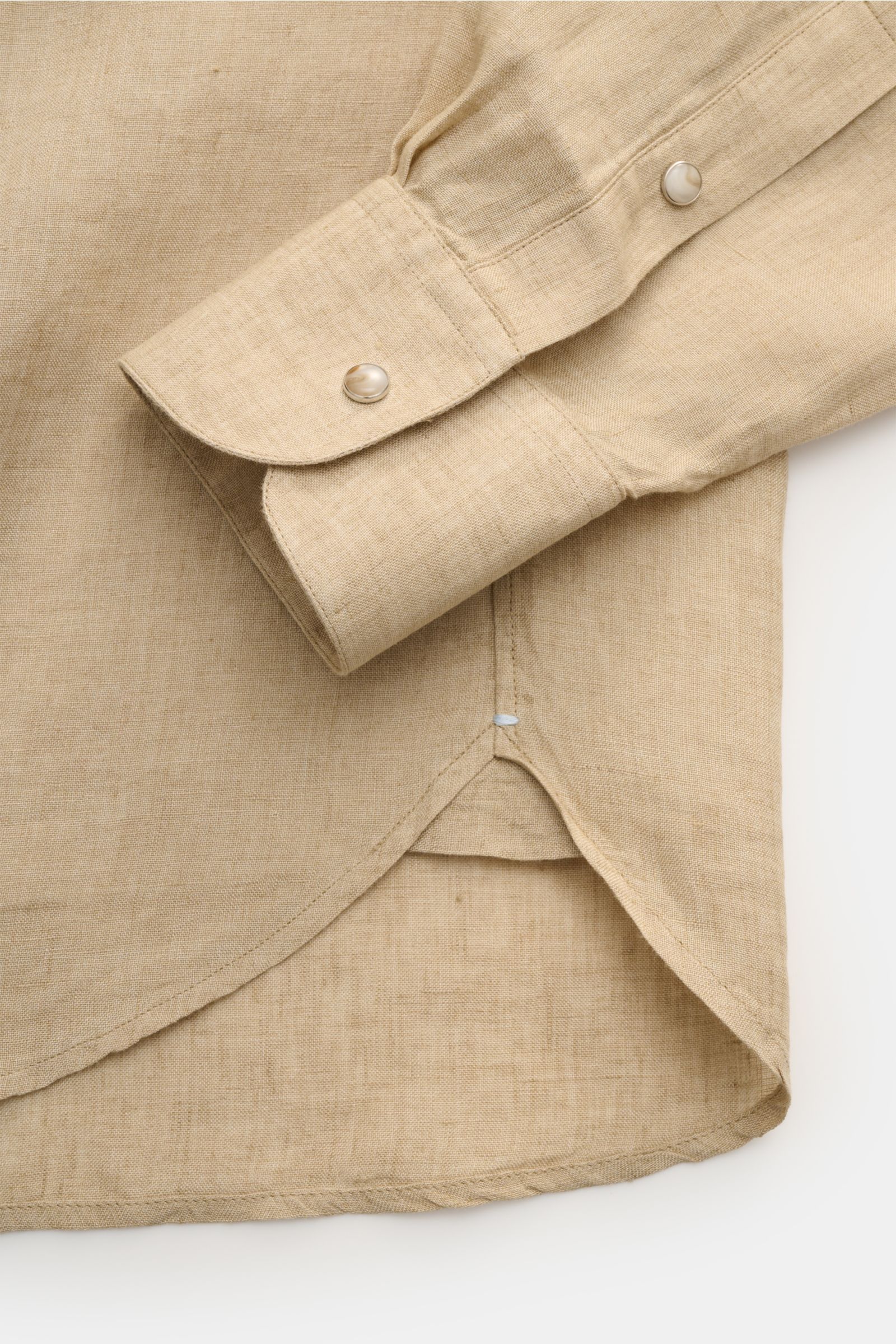 Close-up front view of the Ace Denim Linen shirt shark collar beige showing the slim fit, rounded hem, and French button placket with snap buttons. Stay comfortable in the warmer months: This ACE DENIM shirt in lightweight linen fabric is a casual stateme