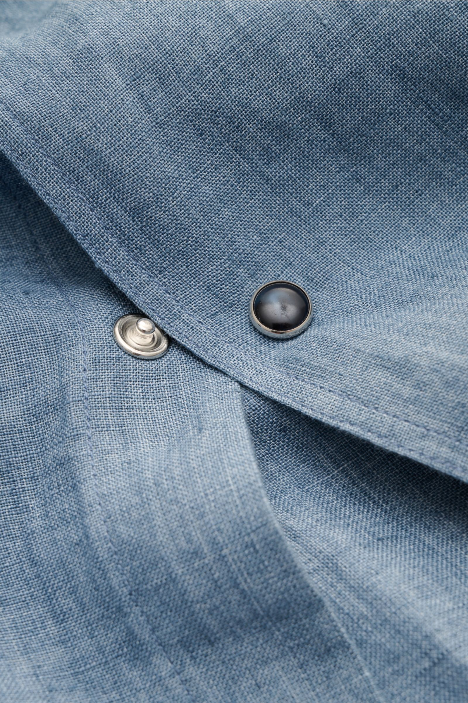 Close-up front view of Ace Denim Linen shirt shark collar smoky blue showing lightweight linen fabric texture and snap buttons.

Stay comfortable in the warmer months: This ACE DENIM shirt in lightweight linen fabric is a casual statement piece for sum