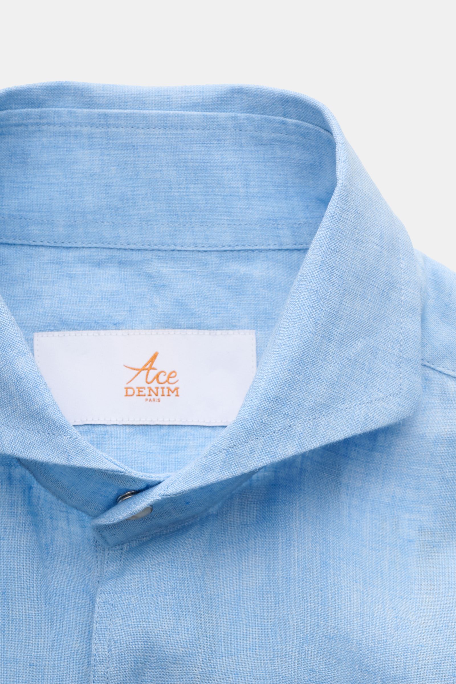 Close-up front view of Ace Denim Linen shirt shark collar light blue, showcasing lightweight pure linen fabric with visible yarn texture.

Description: Stay comfortable in the warmer months: This ACE DENIM shirt in lightweight linen fabric is a casual 