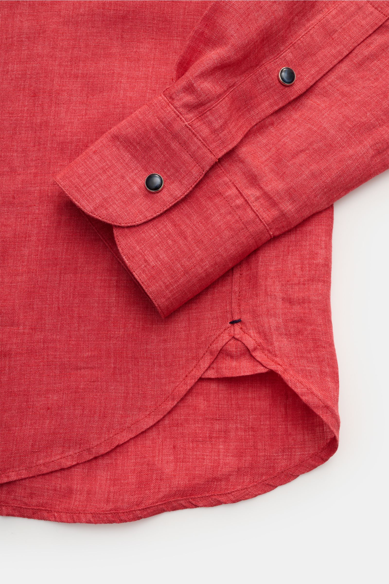 Close-up view of the Ace Denim Linen shirt shark collar red showing the sleeve cuff and rounded hem in lightweight linen.

Stay comfortable in the warmer months: This ACE DENIM shirt in lightweight linen fabric is a casual statement piece for summer lo