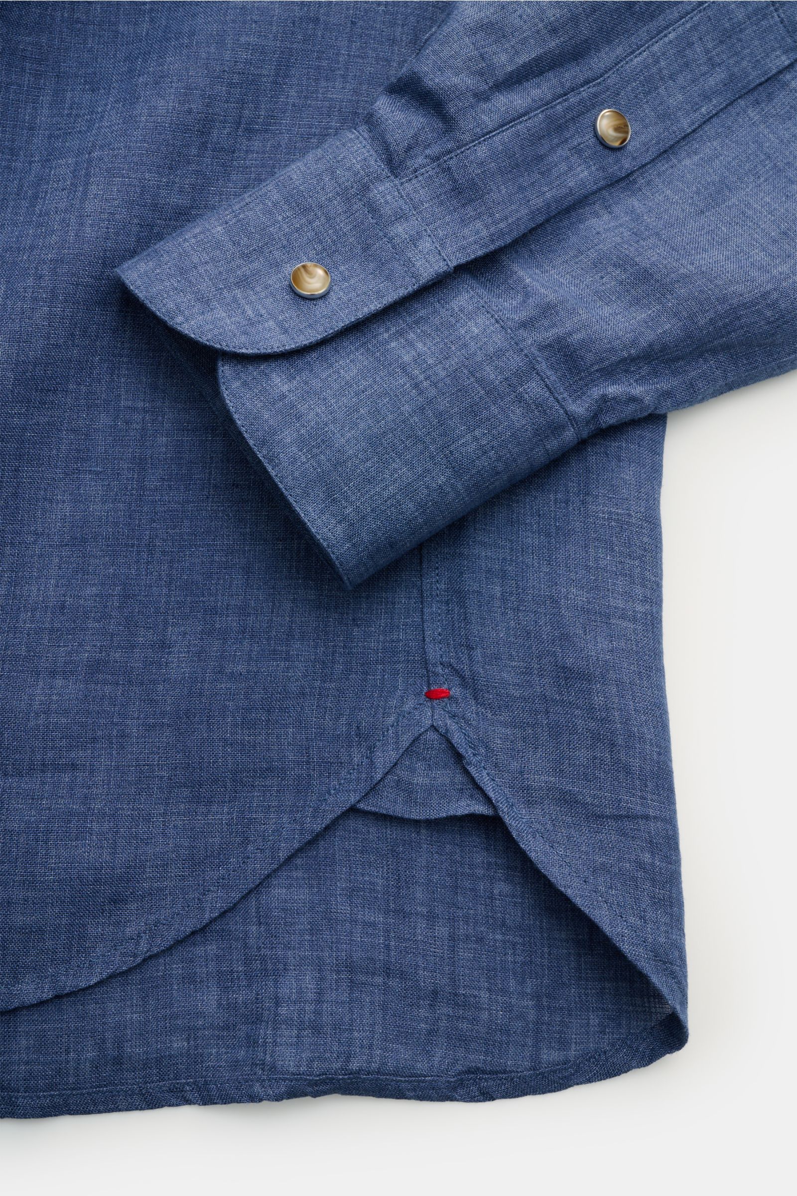 Close-up view of Ace Denim Linen shirt shark collar grey-blue cuff and rounded hem showcasing lightweight pure linen fabric with visible yarn fluctuations.

Stay comfortable in the warmer months: This ACE DENIM shirt in lightweight linen fabric is a ca