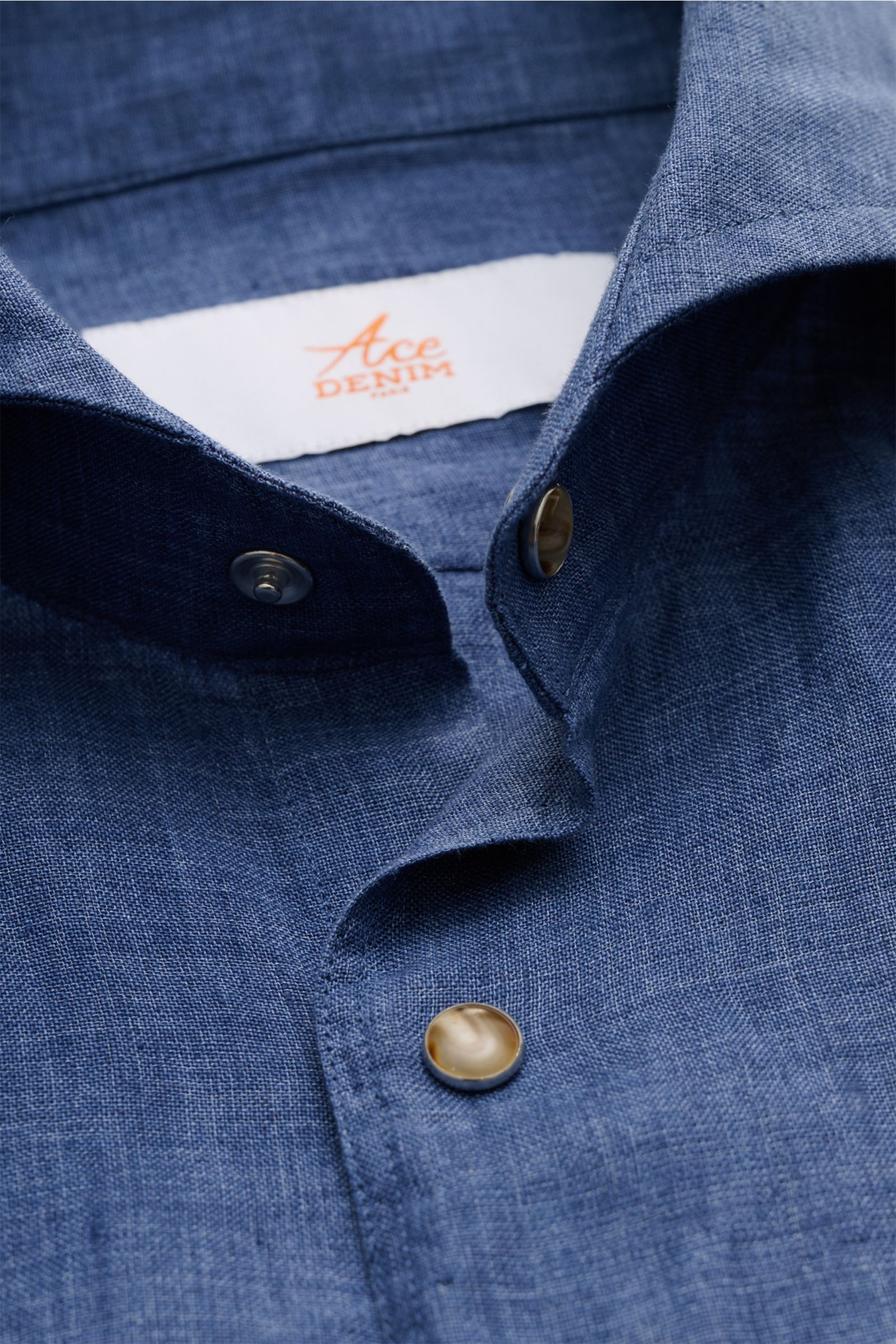 Close-up front view of the Ace Denim Linen shirt shark collar grey-blue showing the shark collar, snap buttons, and textured pure linen fabric. Stay comfortable in the warmer months: This ACE DENIM shirt in lightweight linen fabric is a casual statement p