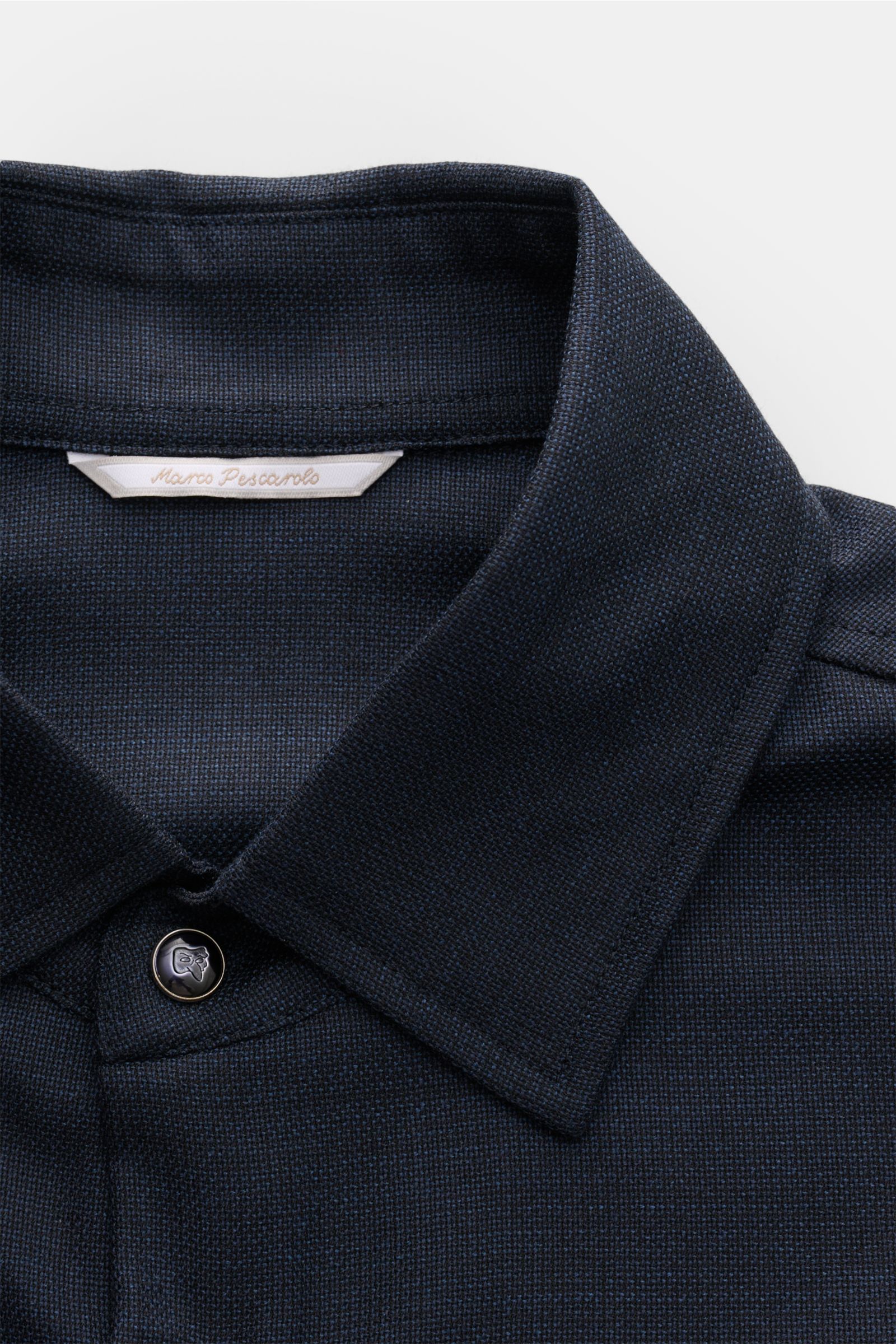 Close-up front view of the navy Marco Pescarolo Casual Hemd 'Next' Kent-Kragen, showcasing its Kent collar and textured fabric. Eleganter Freizeitlook mit höchstem Tragekomfort: Das edle MARCO PESCAROLO Hemd aus reiner Schurwolle überzeugt mit zeitlose