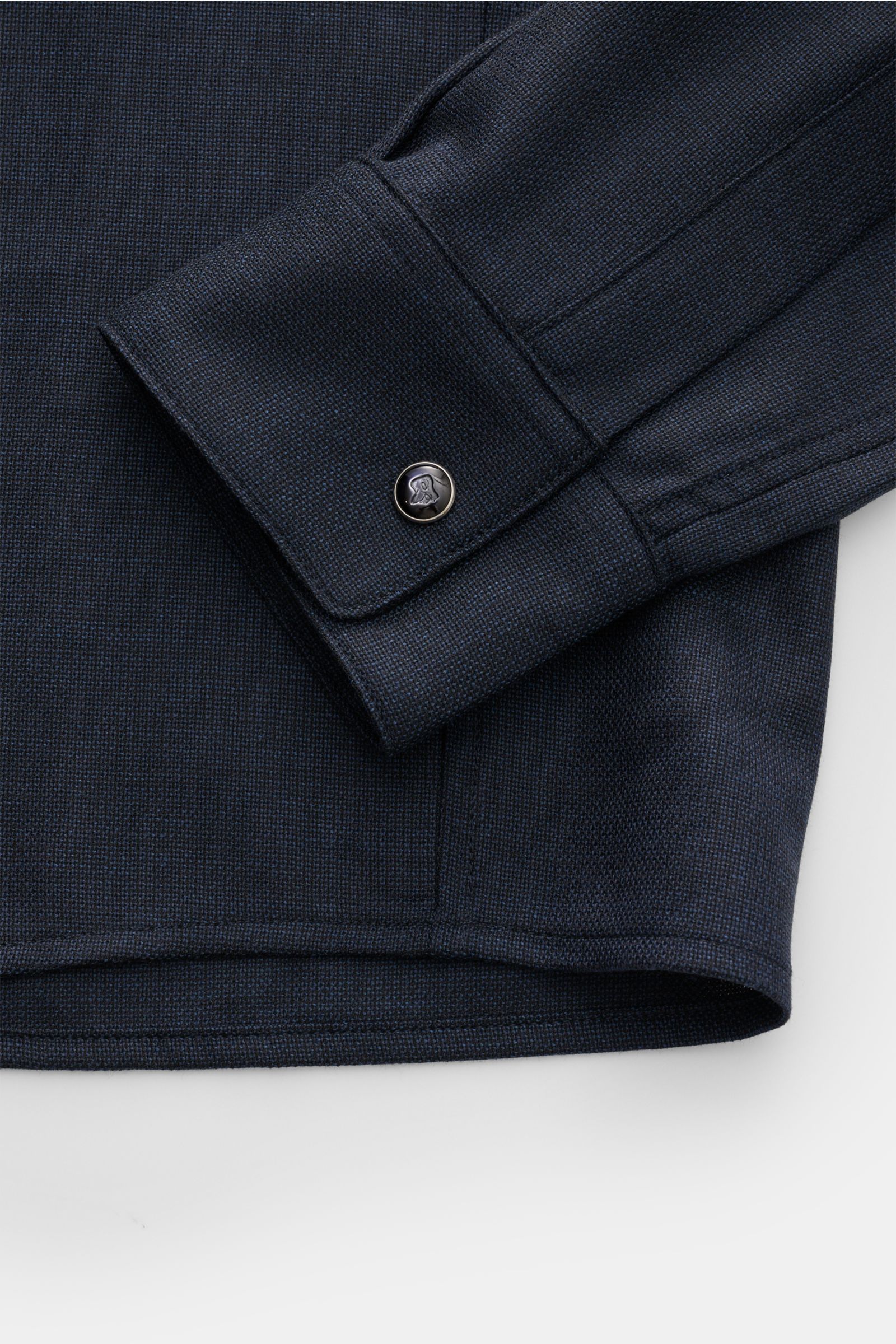 Close-up shot of the cuff and hem of the Marco Pescarolo Casual Hemd 'Next' Kent-Kragen navy, crafted from pure wool with a soft touch, slim fit, Kent collar, French button placket, classic sport cuff, and straight hem.

Eleganter Freizeitlook mit höch