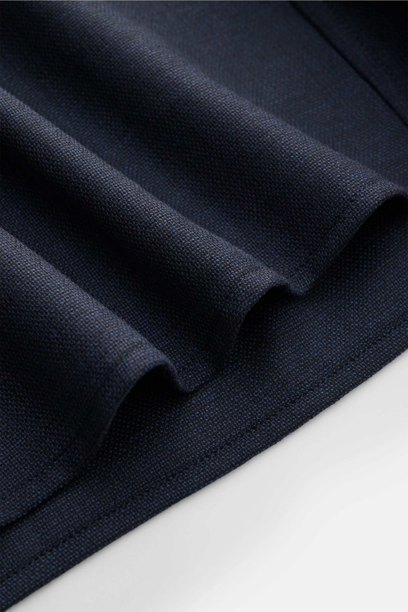 Close-up side view of navy fabric texture and hem of Marco Pescarolo Casual Hemd 'Next' Kent-Kragen navy, made of pure wool.

Eleganter Freizeitlook mit höchstem Tragekomfort: Das edle MARCO PESCAROLO Hemd aus reiner Schurwolle überzeugt mit zeitlosem 