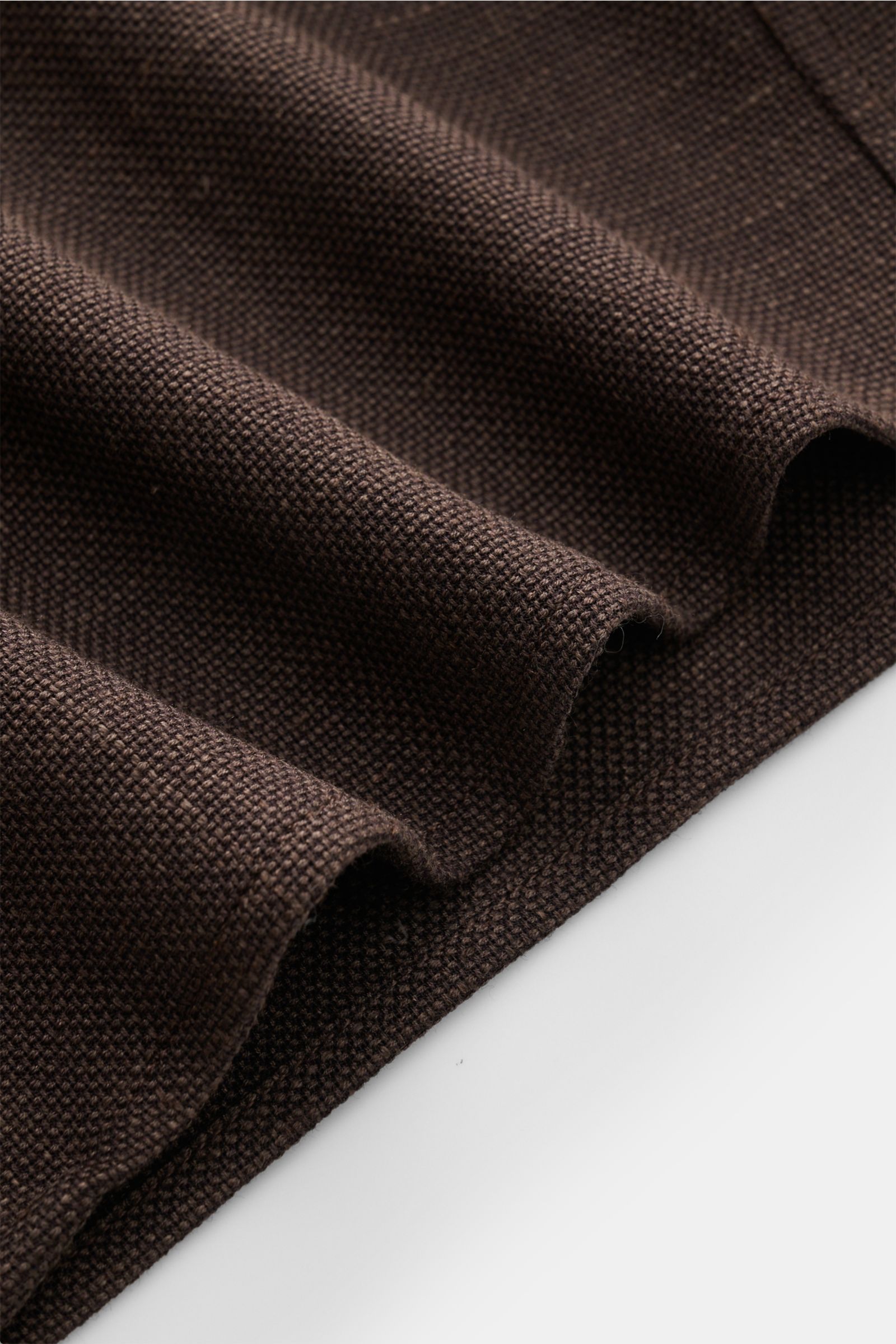 Close-up front-side view of the dark brown Marco Pescarolo Casual Hemd 'Next' Kent-Kragen fabric showing its airy Panama structure made of wool, linen, and silk.

Additional description: 
Eleganter Freizeitlook mit höchstem Tragekomfort: Das edle MARCO