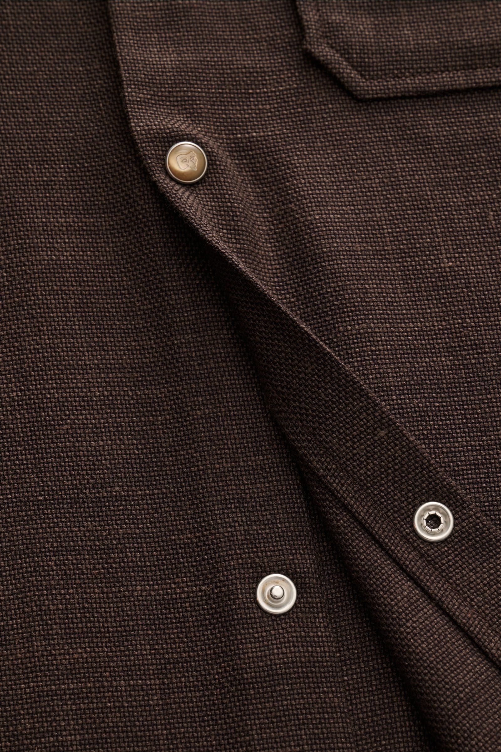 Close-up image of the dark brown Marco Pescarolo Casual Hemd 'Next' Kent-Kragen showing the textured Panama fabric and elegant snap buttons, photographed from above. Eleganter Freizeitlook mit höchstem Tragekomfort: Das edle MARCO PESCAROLO Hemd aus Wo
