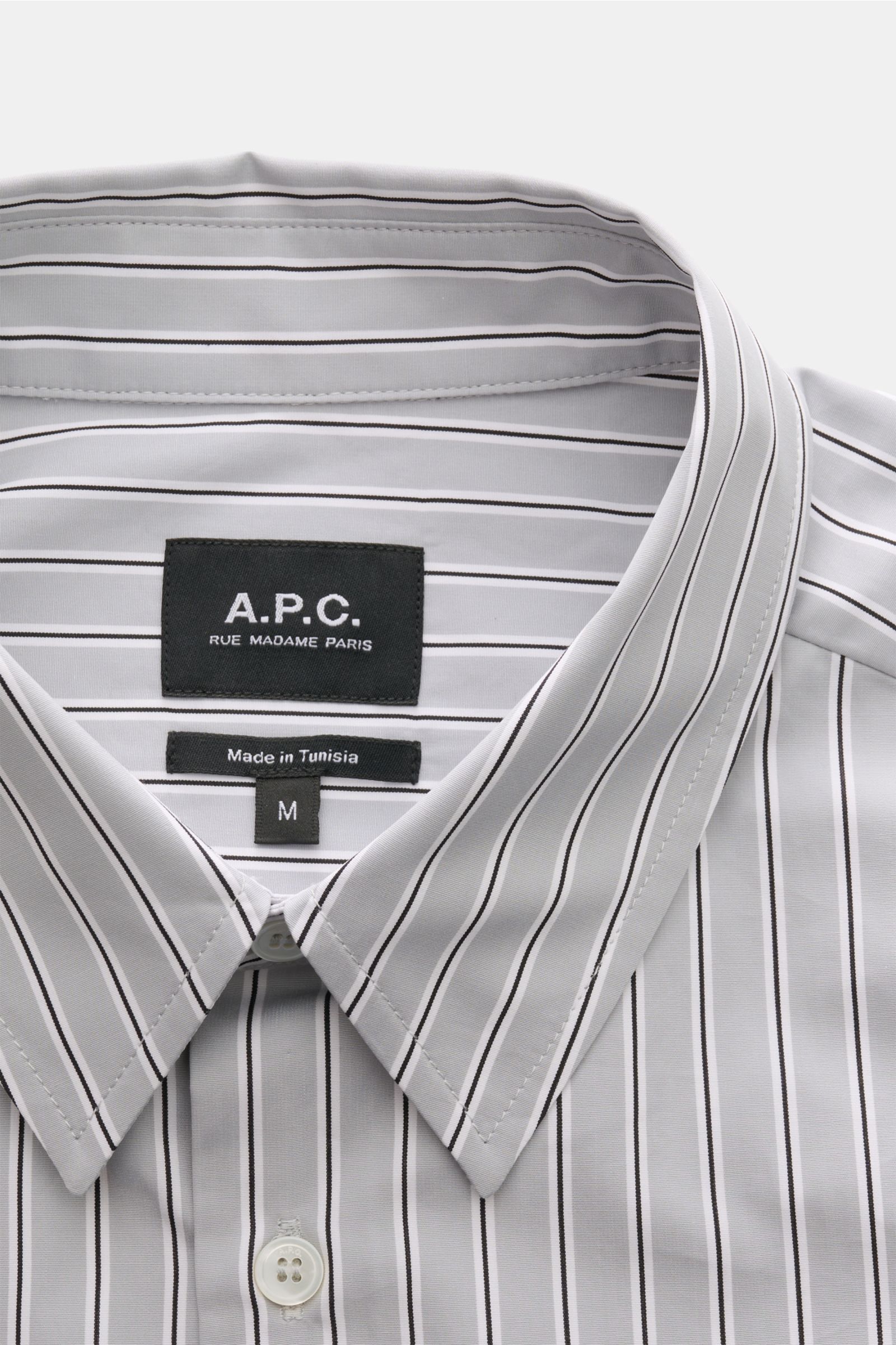 A.P.C. Casual Hemd Kent-Kragen hellgrau/schwarz/weiß gestreift, Nahaufnahme von oben, reine Baumwolle, Oversized Fit, französische Knopfleiste, klassische Sportmanschette.