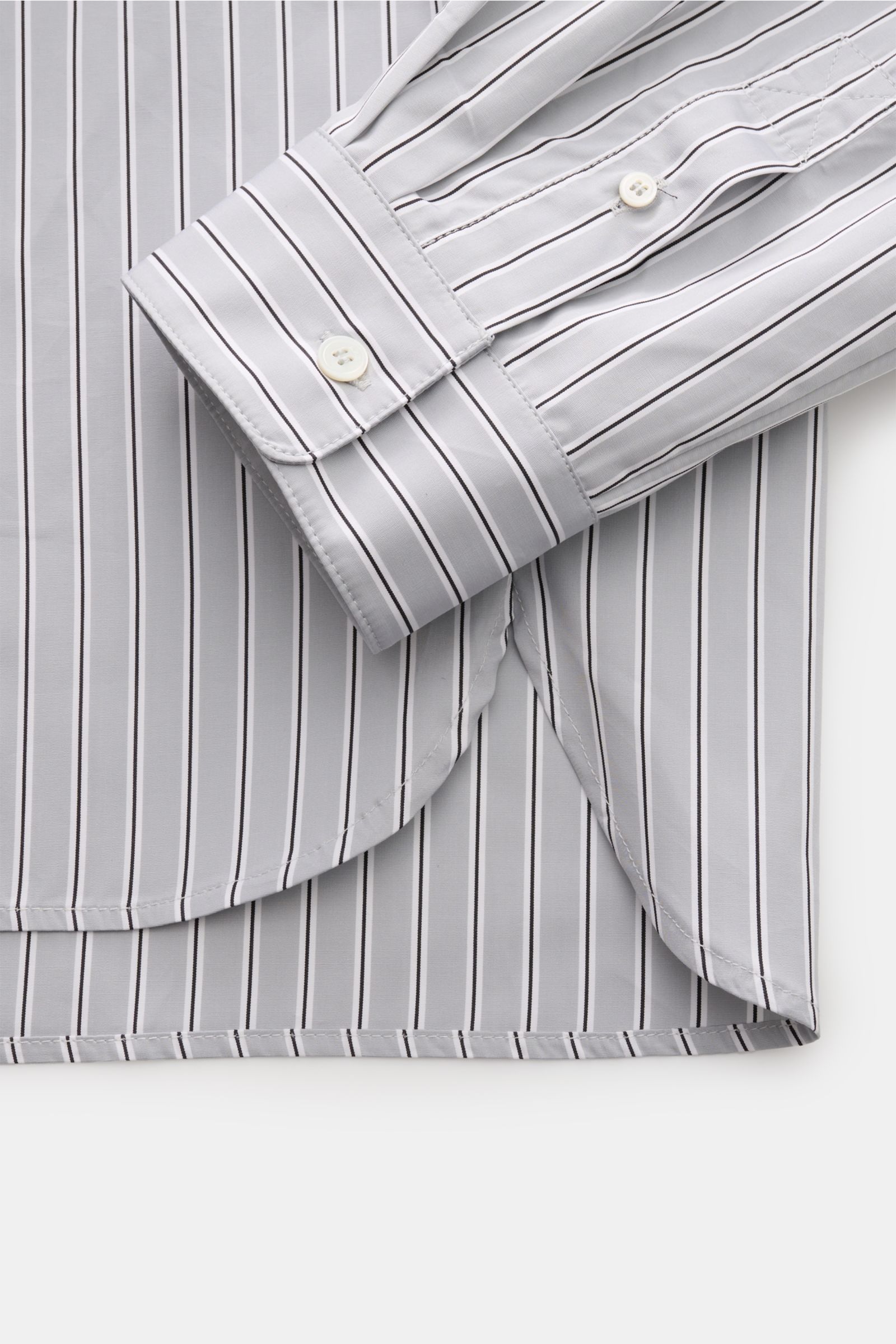 A.P.C. Casual Hemd Kent-Kragen hellgrau/schwarz/weiß gestreift, Detailansicht Manschette und Saumverlauf, reine Baumwolle, Oversized Fit, französische Knopfleiste.