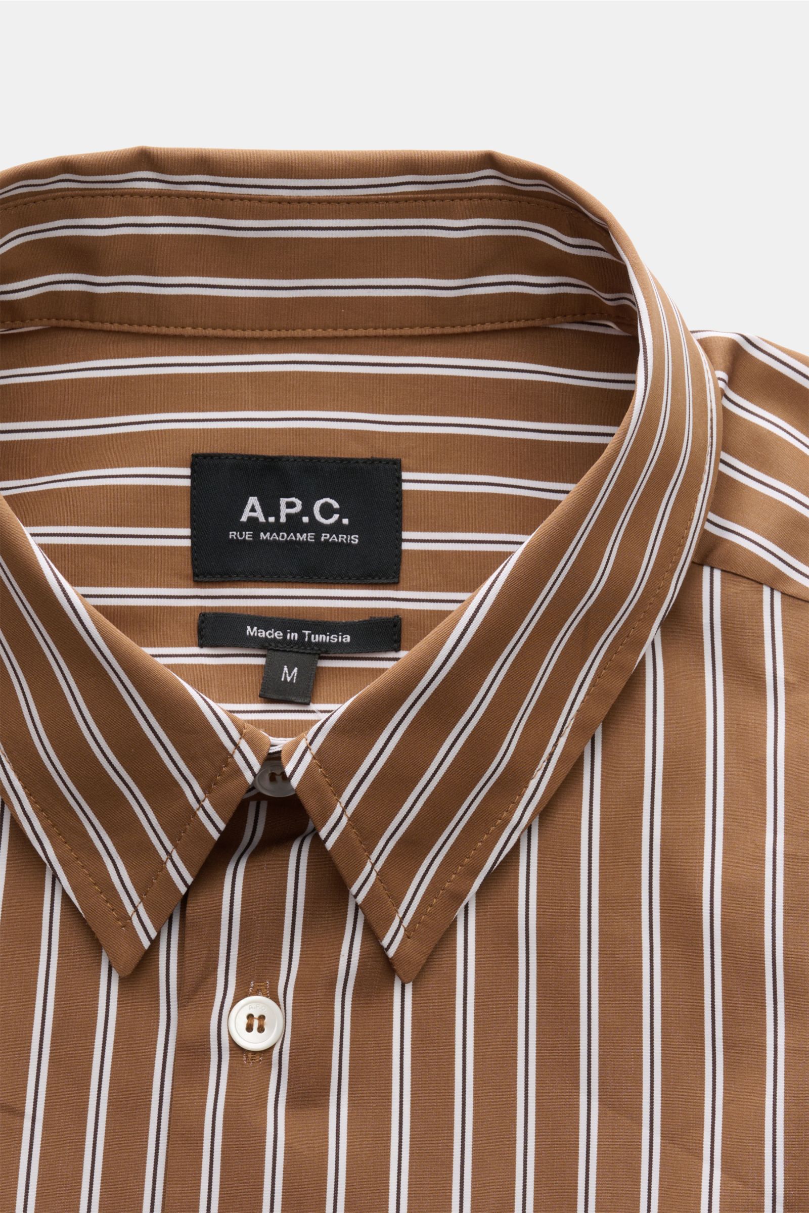 Nahaufnahme, Frontansicht des A.P.C. Casual Hemd Kent-Kragen braun/schwarz/weiß gestreift mit Kent-Kragen, französischer Knopfleiste, aus reiner Baumwolle, glattem Griff und Oversized Fit.