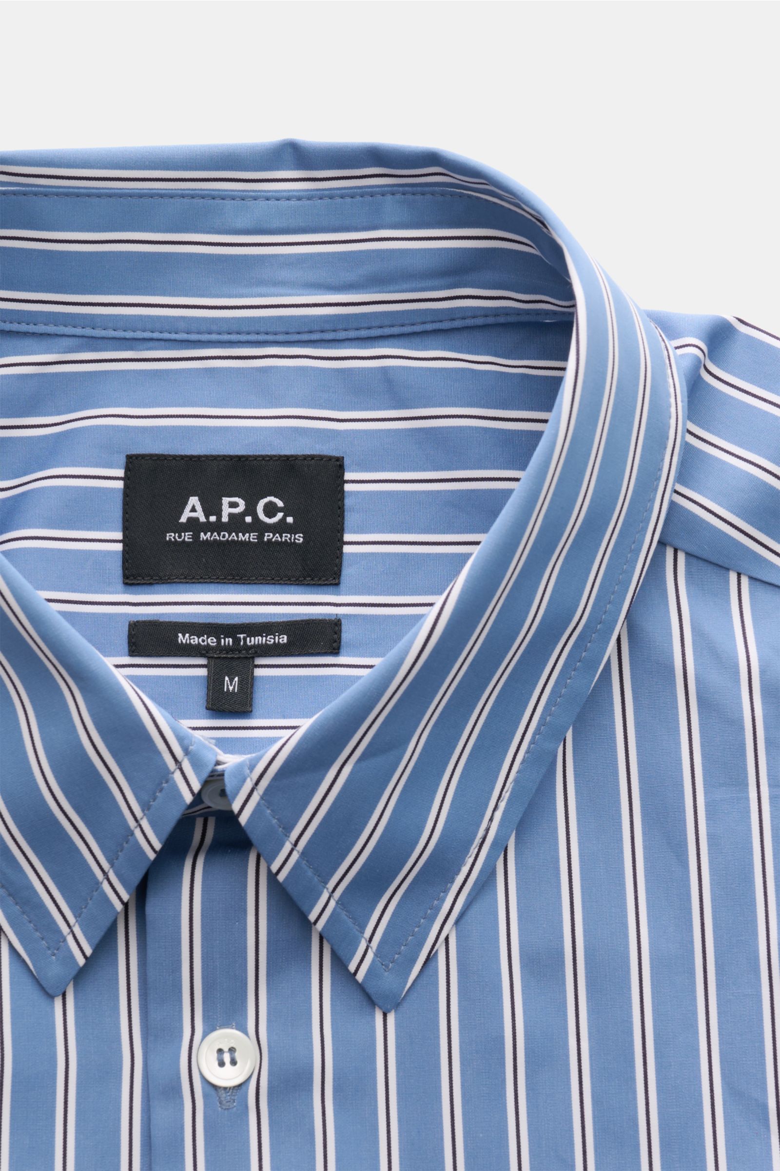 Nahaufnahme von A.P.C. Casual Hemd Kent-Kragen graublau/schwarz/weiß gestreift mit französischer Knopfleiste, aus reiner Baumwolle im oversized Fit.