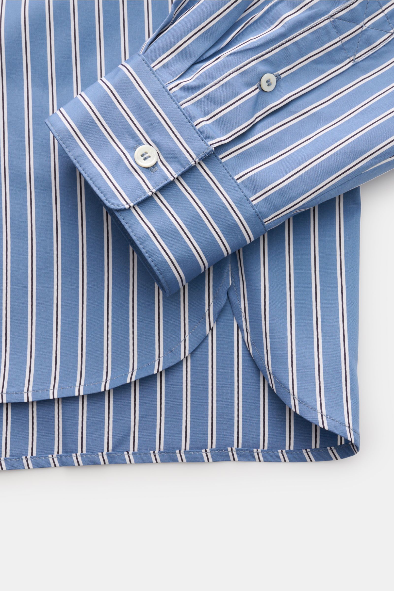 Ausschnitt des A.P.C. Casual Hemd Kent-Kragen graublau/schwarz/weiß gestreift mit Oversized Fit, Kent-Kragen, französischer Knopfleiste, klassischer Manschette und gerundetem Saum, aus glatter reiner Baumwolle, seitliche Ansicht.