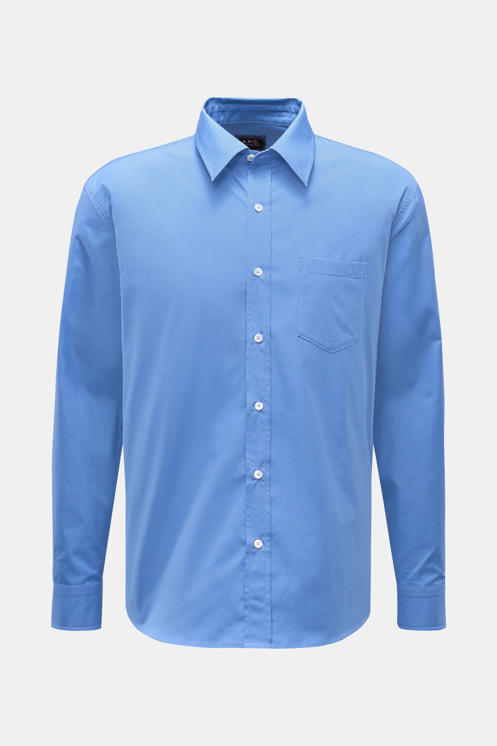A front view of the A.P.C. Casual shirt Kent collar blue, a pure cotton oversized fit shirt with a smooth feel, Kent collar, patch button placket, classic barrel cuffs, patch breast pocket, and slightly rounded hem. A modern take on a classic look: This s