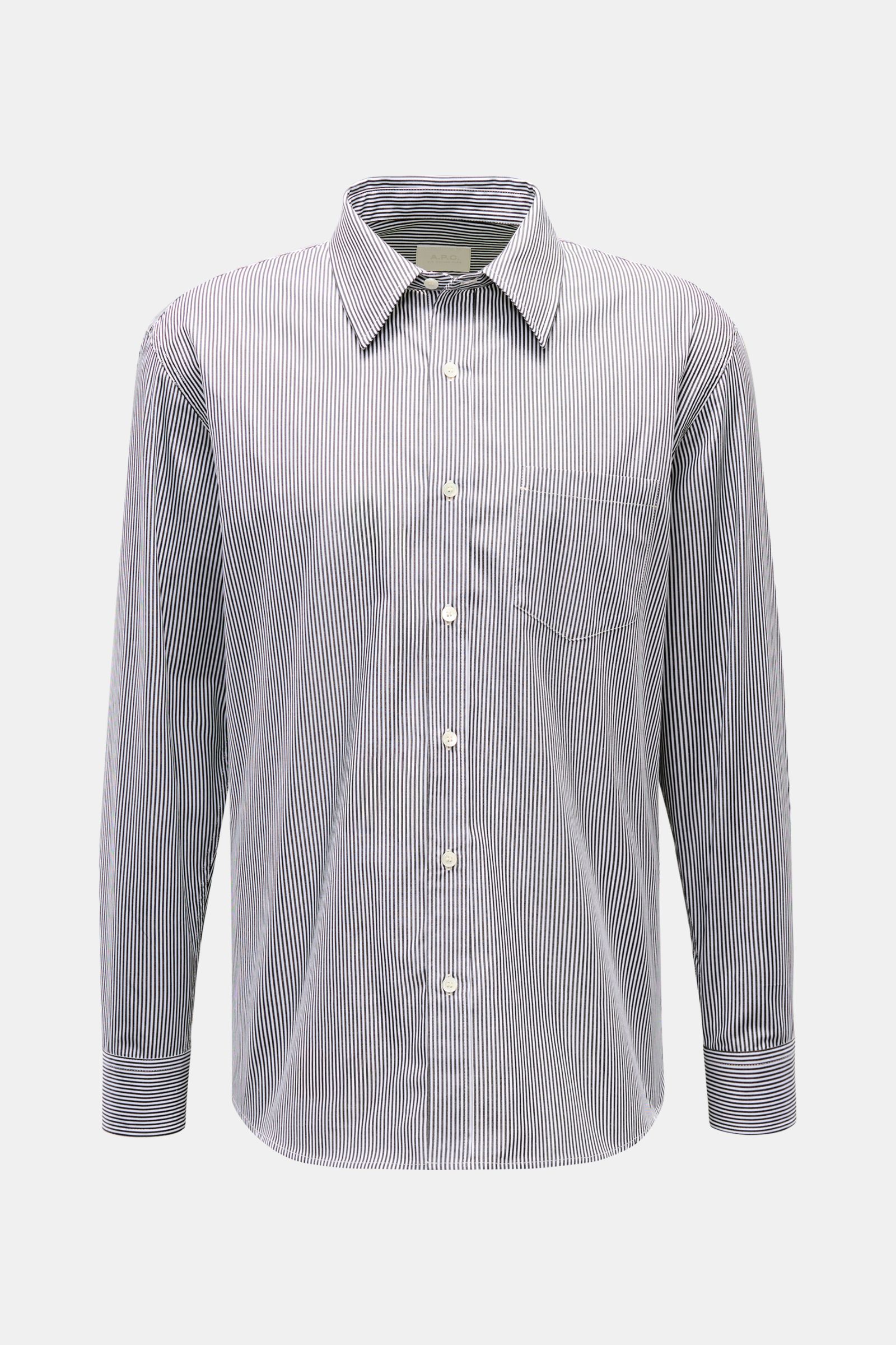 A front view of the A.P.C. Casual Hemd Kent-Kragen schwarz/weiß gestreift, an oversized black and white striped cotton shirt with smooth texture, Kent collar, button placket, sport cuffs, chest pocket, and slightly rounded hem, perfect for stylish office 