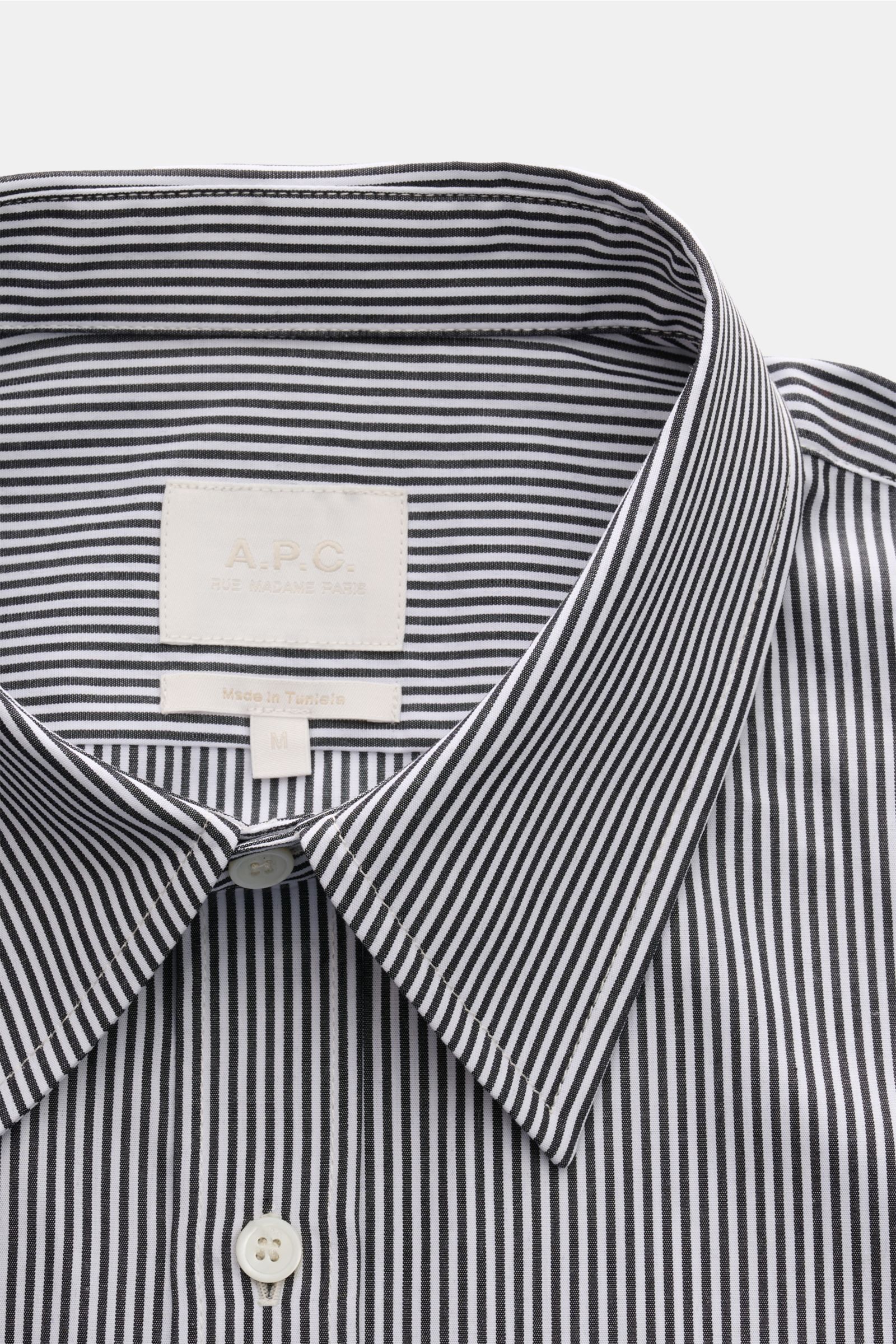 Close-up front view of A.P.C. Casual Hemd Kent-Kragen schwarz/weiß gestreift, classic Kent collar, pure cotton, smooth feel, oversized fit, patch button placket, classic sport cuffs, patch chest pocket, slightly rounded hem. Klassischer Look, modern in