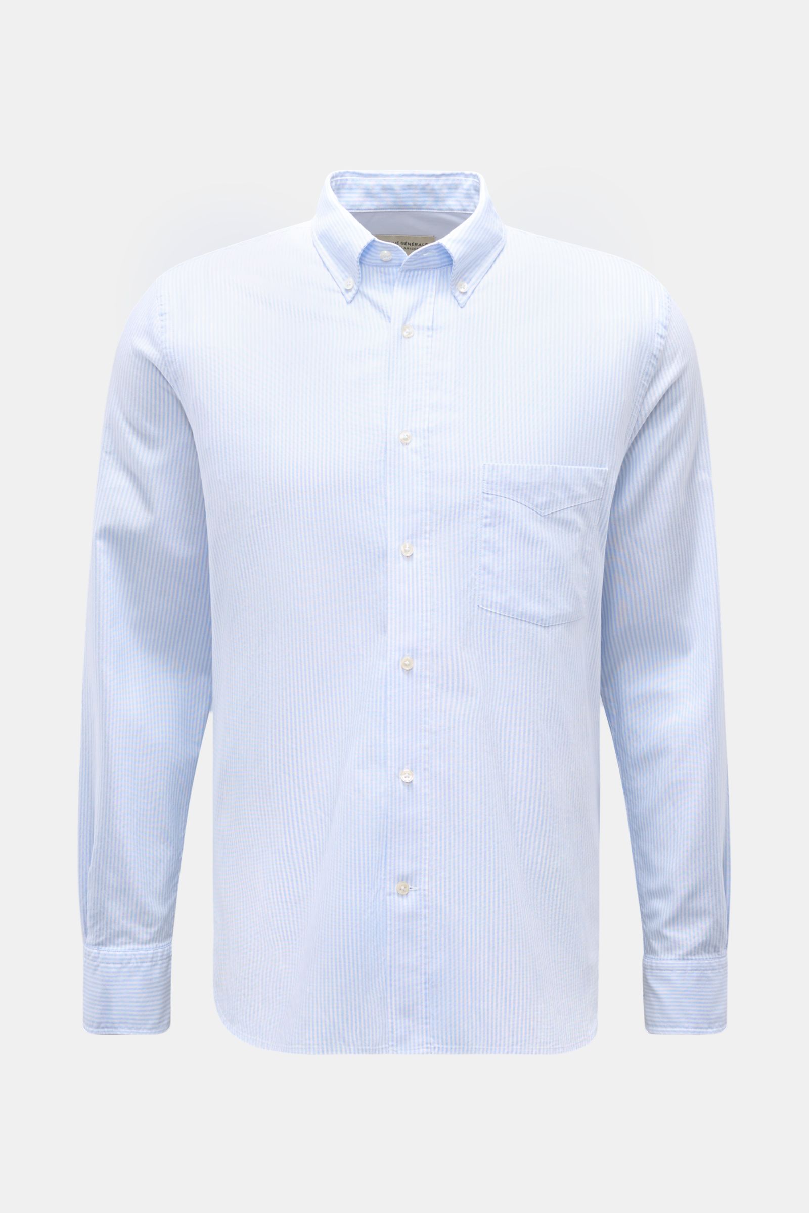 Front view of Officine Générale Oxford-Hemd Button-Down-Kragen weiß/hellblau gestreift, classic cotton Oxford shirt with soft touch, regular fit, button-down collar, chest pocket, sport cuffs, back yoke with pleat, and slightly rounded hem.

Zeitloses 
