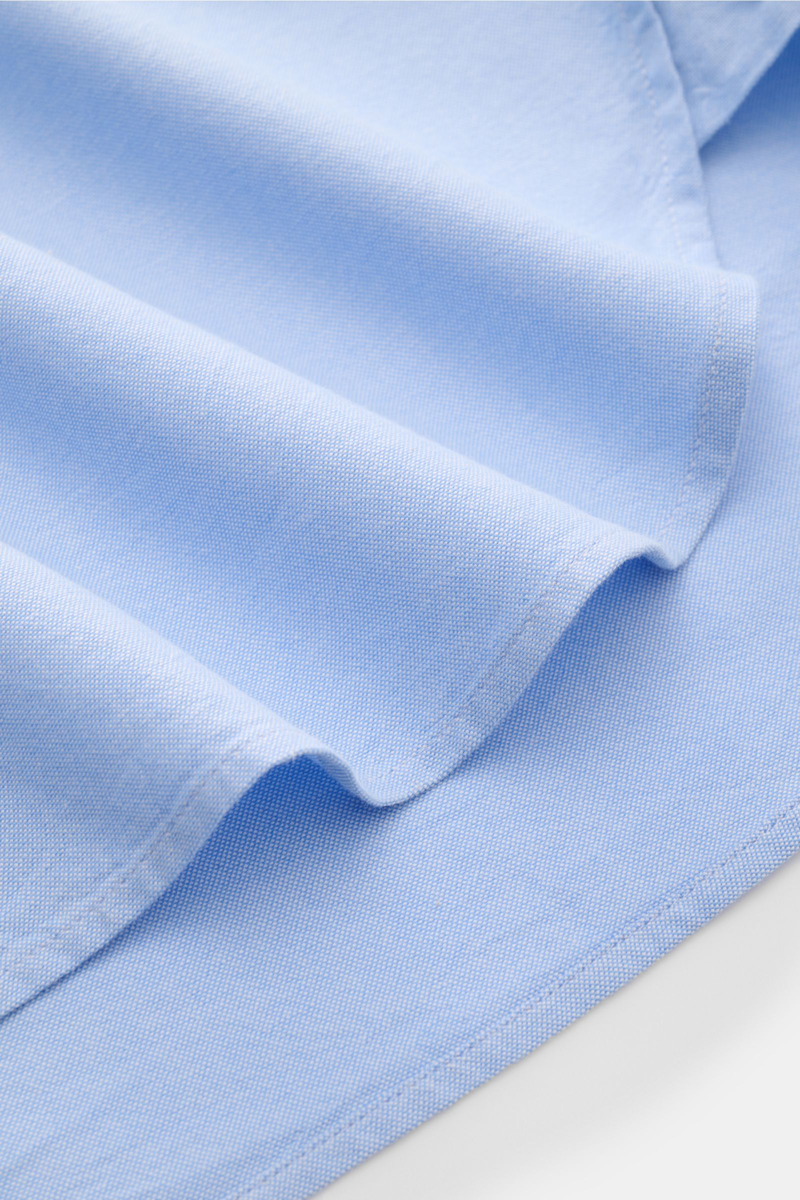Close-up front-angle view of Officine Générale Oxford-Hemd Button-Down-Kragen hellblau in soft pure cotton Oxford fabric with regular fit and classic details.

Zeitloses Essential: Das Oxford-Hemd von OFFICINE GÉNÉRALE überzeugt mit seinem klassischen 