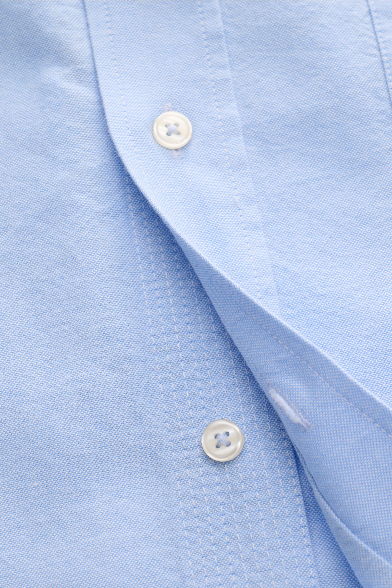 Close-up front view of Officine Générale Oxford-Hemd Button-Down-Kragen hellblau showing button placket, soft light blue cotton fabric, and detailed stitching.

Zeitloses Essential: Das Oxford-Hemd von OFFICINE GÉNÉRALE überzeugt mit seinem klassischen
