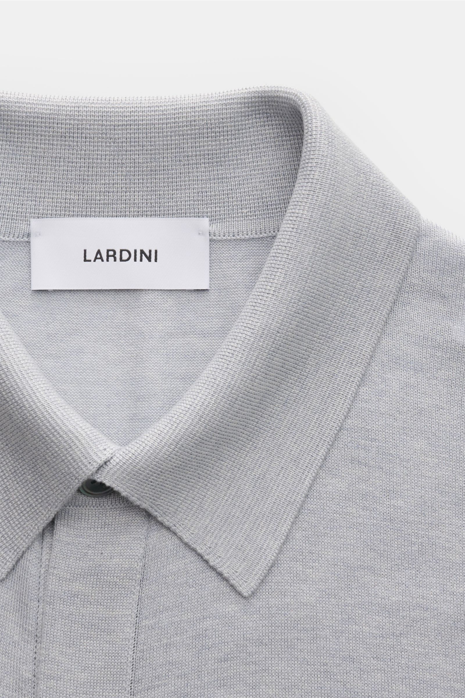 Lardini Seiden-Strickhemd rauchblau/hellgrau meliert, Slim Fit, Umlegekragen, glatte Knopfleiste, feines Strickbild, reine Seide, Detailaufnahme von oben.