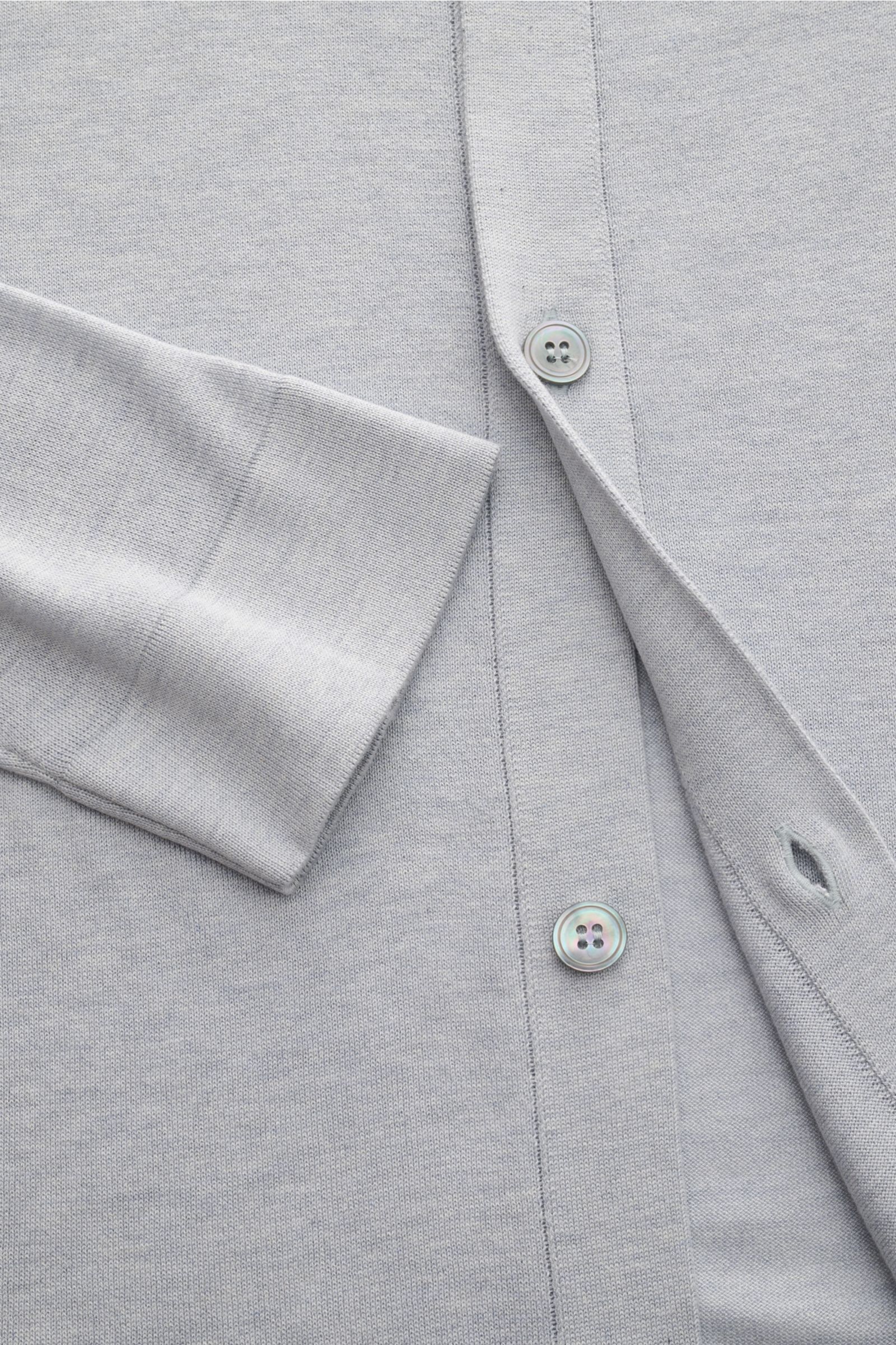 Lardini Seiden-Strickhemd rauchblau/hellgrau meliert aus feinem, weichem Strick, Slim Fit mit Umlegekragen, Knopfleiste, Saumabschluss, Detailaufnahme von vorne.