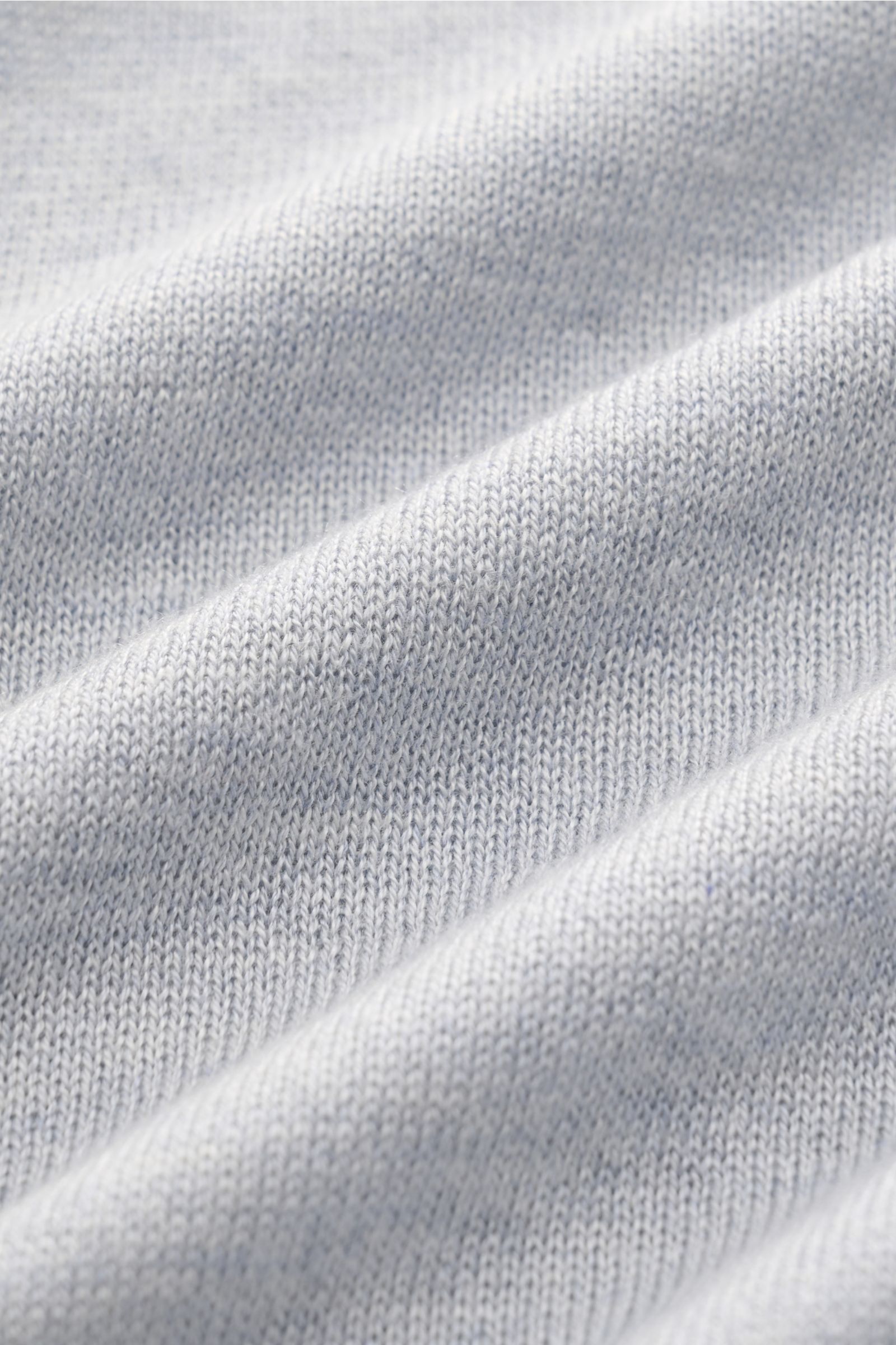 Lardini Seiden-Strickhemd rauchblau/hellgrau meliert in Nahaufnahme, feines Strickbild, reine Seide, sehr weicher Griff, Slim Fit, Umlegekragen.