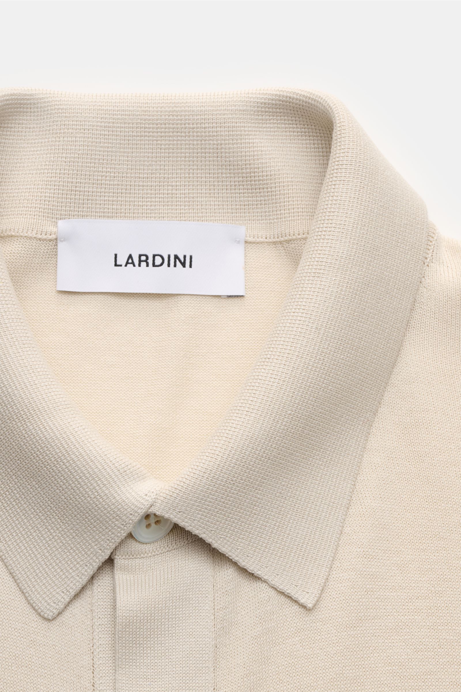 Lardini Seiden-Strickhemd creme, Nahaufnahme von oben, feiner Strick, Umlegekragen, glatte Knopfleiste, Slim Fit, weiche reine Seide.