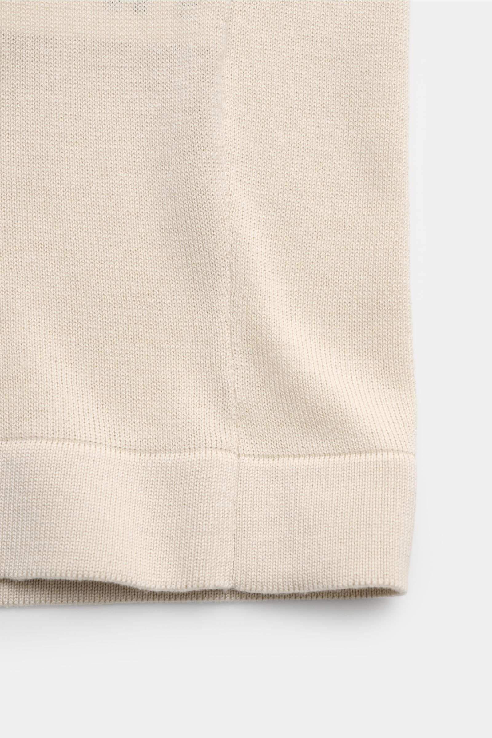 Nahaufnahme des doppelt gearbeiteten Saumabschlusses eines Lardini Seiden-Strickhemds creme, fein gestrickt, aus reiner Seide.