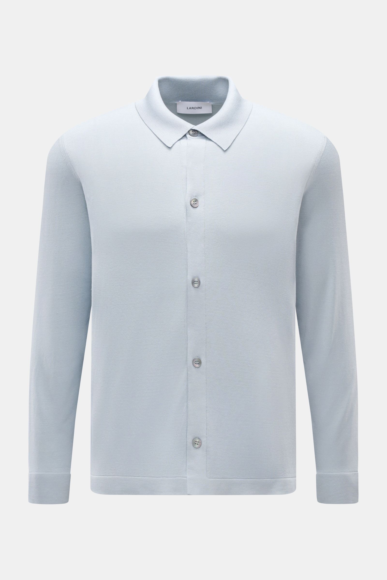Lardini Seiden-Strickhemd pastellblau, Slim Fit, mit Umlegekragen, glatter Knopfleiste, doppelt gearbeiteten Säumen, feines Strickbild, frontal fotografiert.