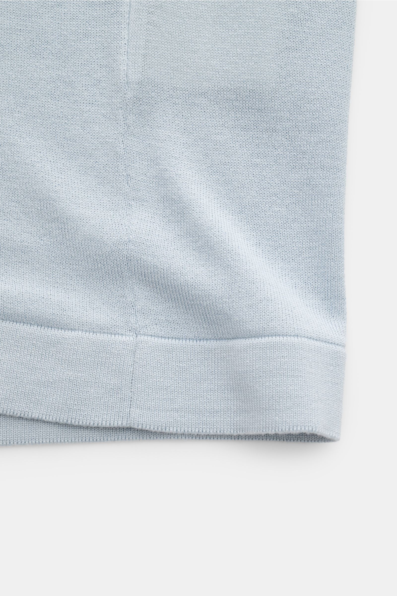 Lardini Seiden-Strickhemd pastellblau, Detailaufnahme Saumabschluss, feines Strickbild, reine Seide, Slim Fit, glatte Knopfleiste.