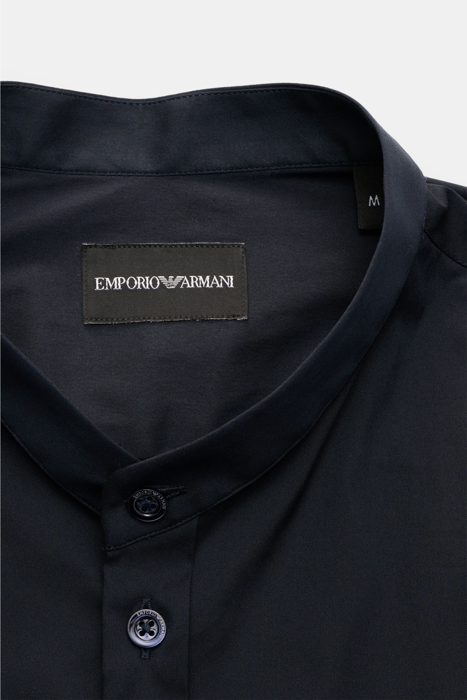 Emporio Armani Casual Hemd Grandad-Kragen dark navy aus Baumwoll-Mix mit leichtem Stretch, Knopfleiste, Sportmanschette, gerundetem Saum, Nahaufnahme von oben.