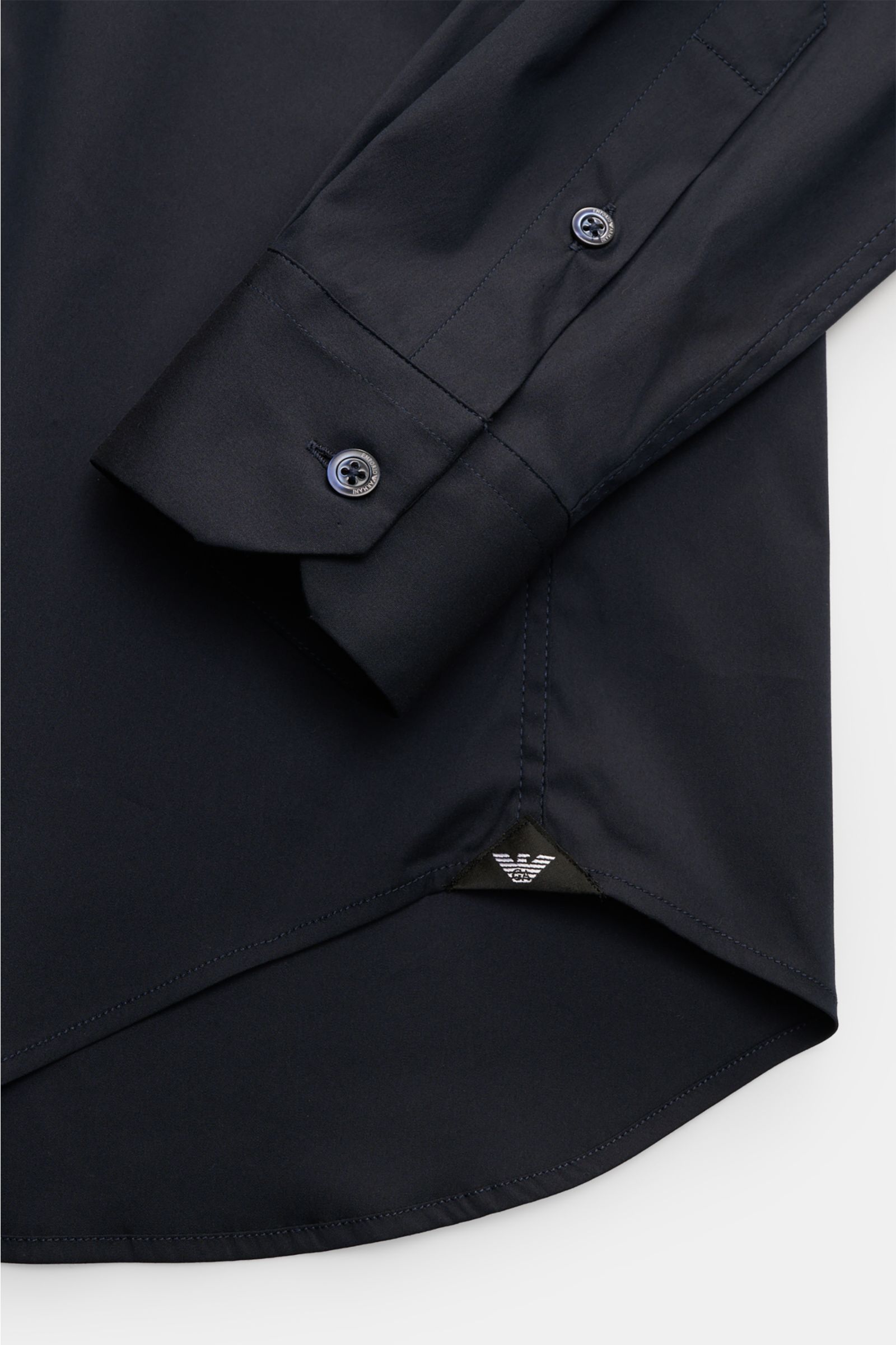 Nahaufnahme des Emporio Armani Casual Hemd Grandad-Kragen dark navy Ärmels mit Knopfleiste, Sportmanschette und leicht gerundetem Saum, aus Baumwoll-Microfaser-Mix mit Stretch.