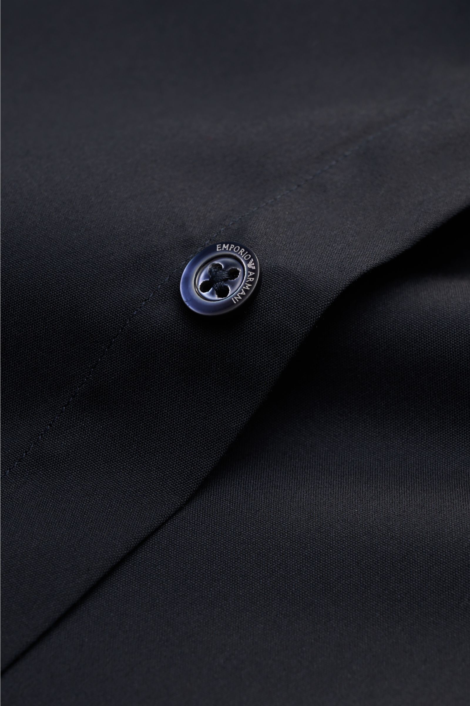 Emporio Armani Casual Hemd Grandad-Kragen dark navy, Detailaufnahme Knopf mit Logo, glatter Stoff, leichter Stretch, Regular Fit, aufgesetzte Knopfleiste.