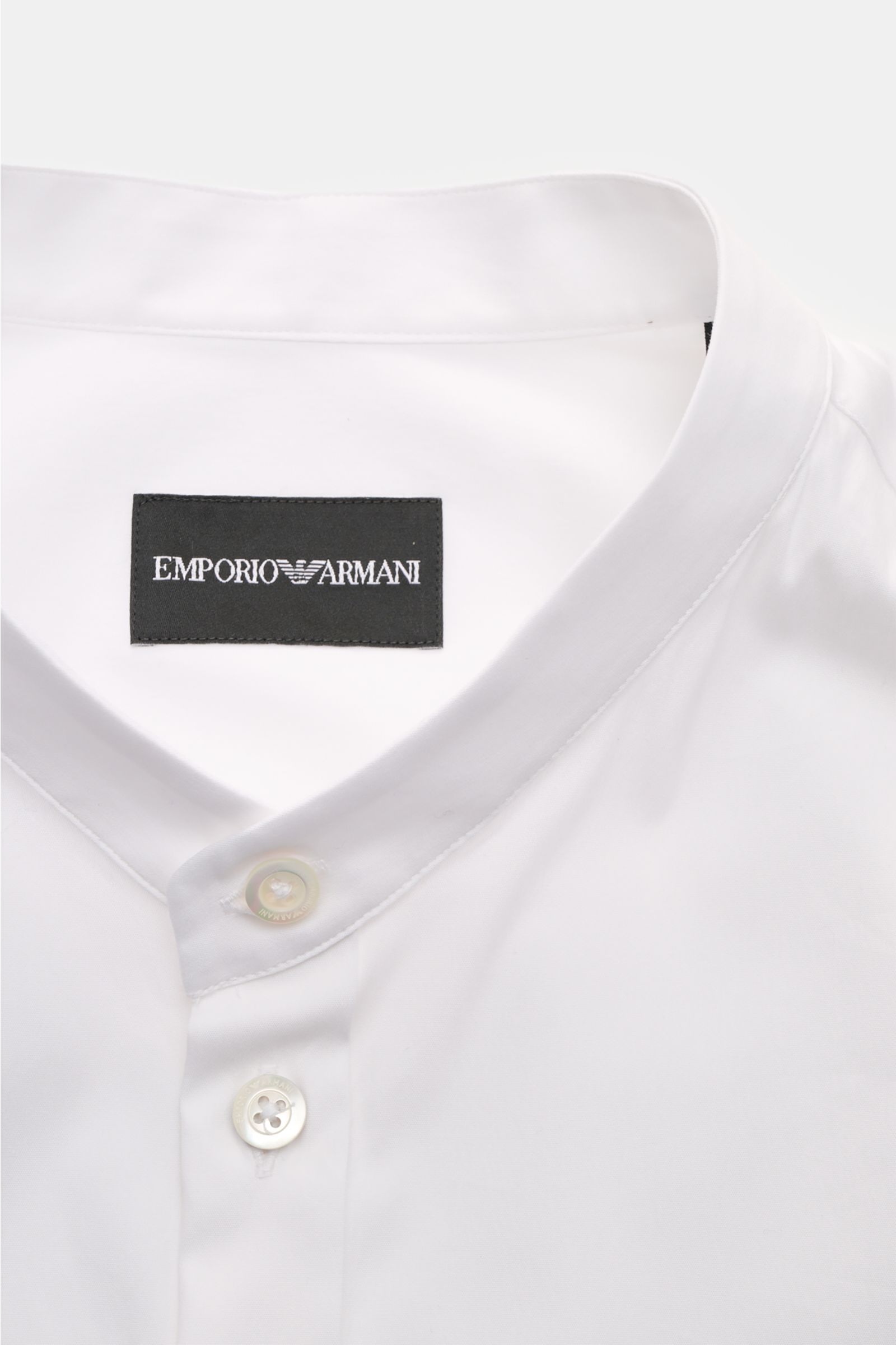 Emporio Armani Casual Hemd Grandad-Kragen weiß, Nahaufnahme von oben, leichter Stretch, Baumwolle-Microfaser, Regular Fit, Knopfleiste, Sportmanschette.
