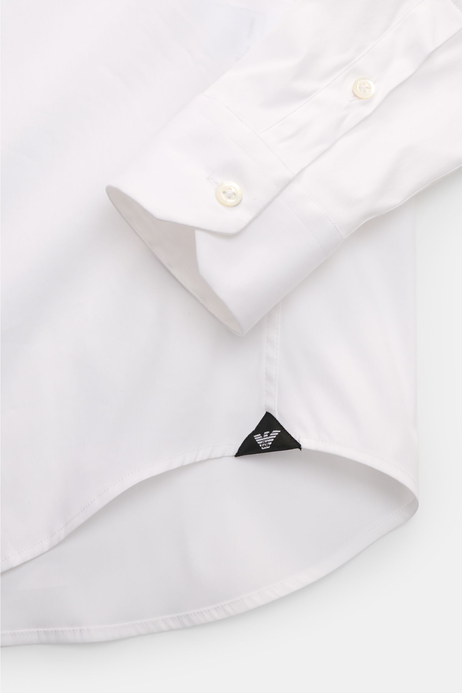 Emporio Armani Casual Hemd Grandad-Kragen weiß, Nahaufnahme Saum und Manschette mit Knöpfen, Regular Fit, glatter Griff, leichter Stretch.