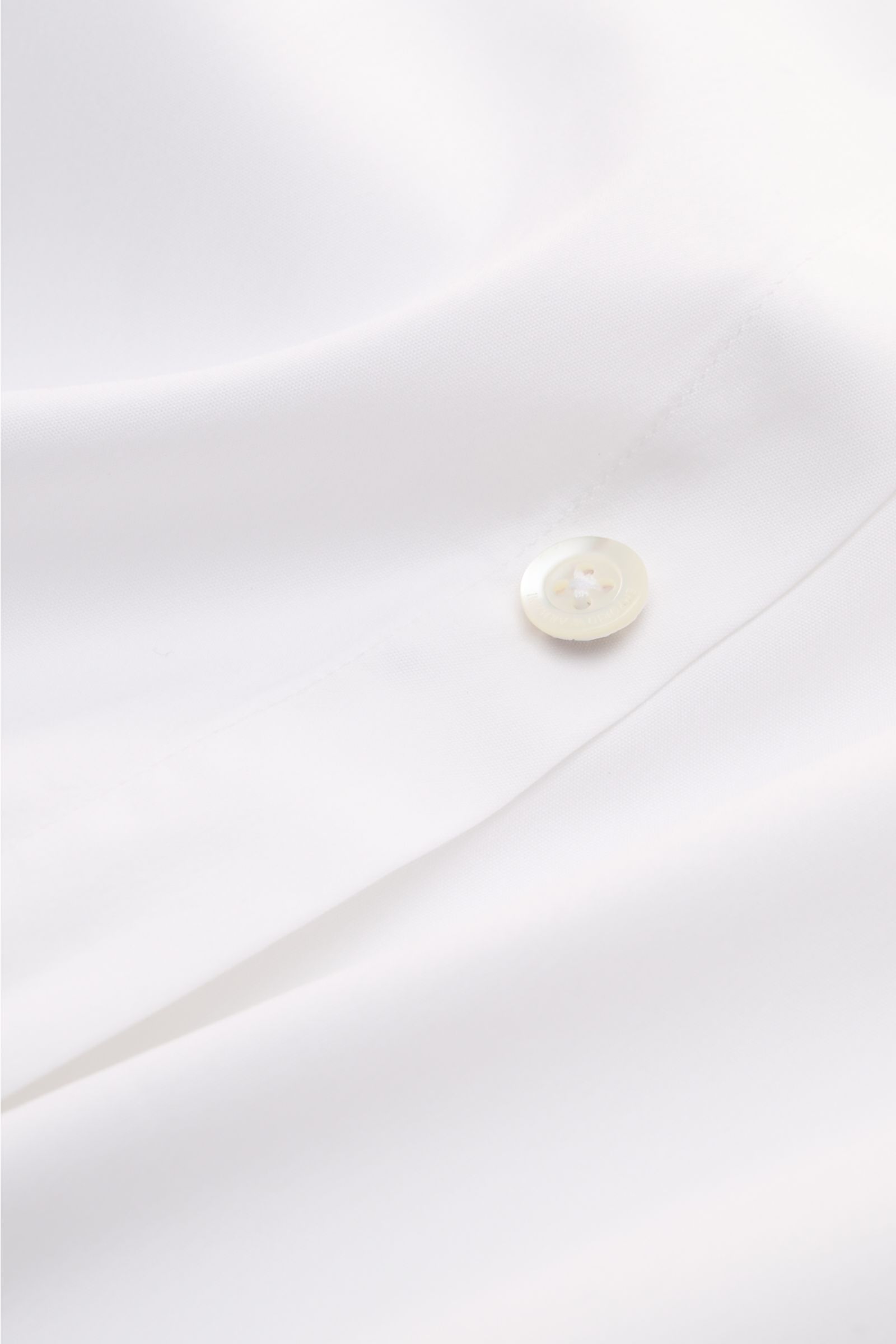 Emporio Armani Casual Hemd Grandad-Kragen weiß, Detailaufnahme der aufgesetzten Knopfleiste aus Baumwolle mit leichtem Stretch, glatter Griff.