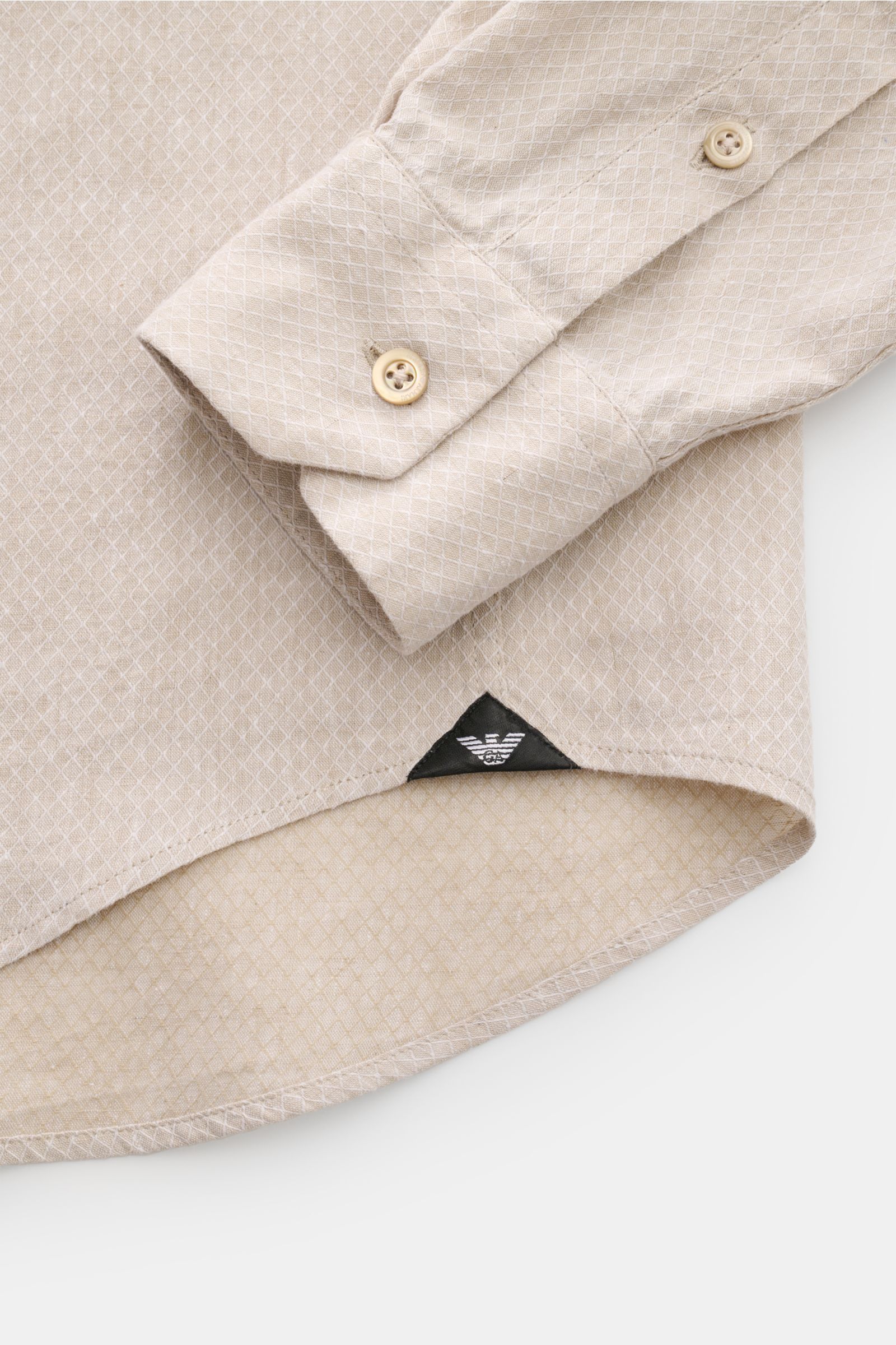 Emporio Armani Casual Hemd Grandad-Kragen sand, Detailaufnahme von Ärmel und leicht gerundetem Saum, Strukturgewebe aus Leinen-Baumwolle, Regular Fit.