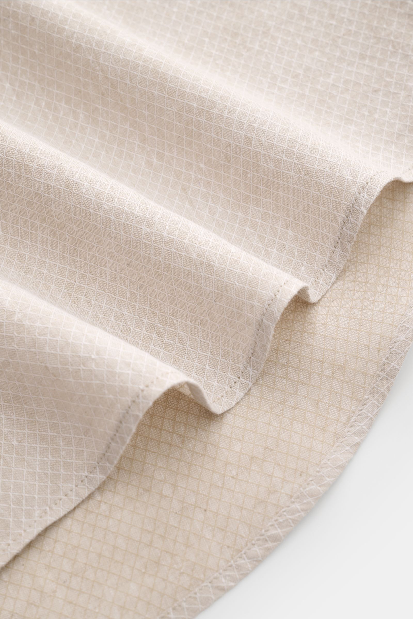 Emporio Armani Casual Hemd Grandad-Kragen sand in Nahaufnahme, feines Strukturgewebe aus Leinen-Baumwolle, weicher Griff, leicht gerundeter Saum.