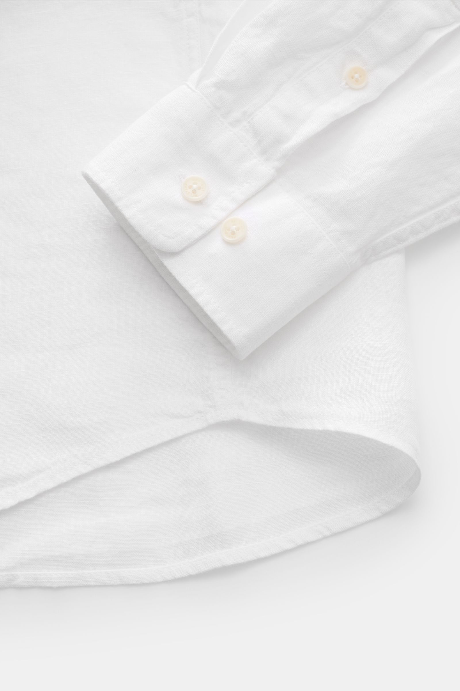 Belstaff Leinenhemd schmaler Kragen weiß, Detailfoto von Manschette und gerundetem Saum aus weichem, reinem Leinen, Regular Fit.