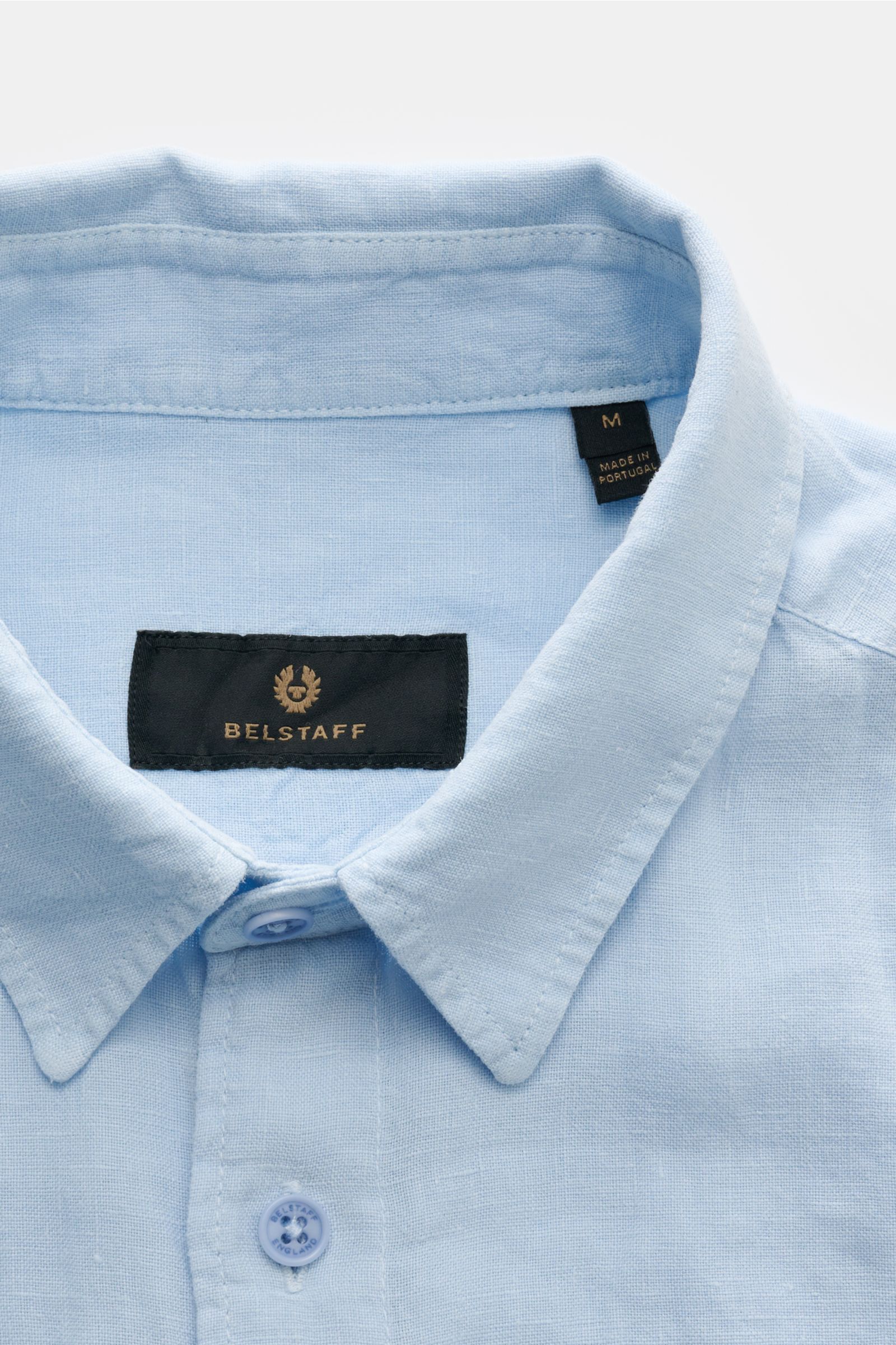 Belstaff Leinenhemd schmaler Kragen hellblau, Detailaufnahme von schräg oben, reine Leinenqualität, französische Knopfleiste, weicher Griff.