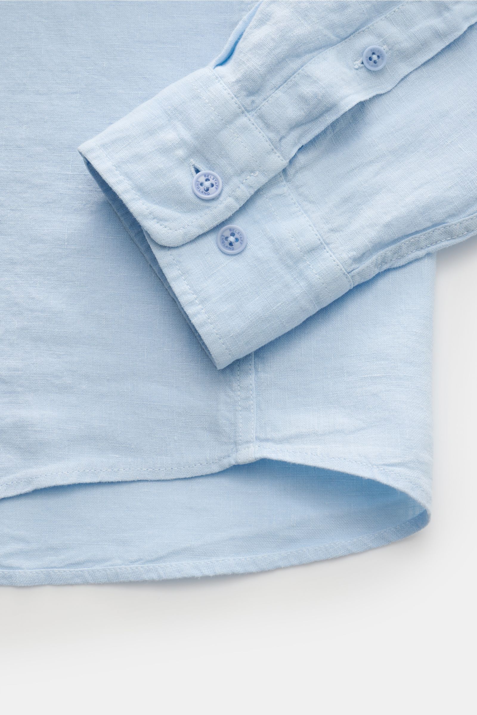 Belstaff Leinenhemd schmaler Kragen hellblau, Detailaufnahme von Manschette und Saum, reines Leinen, weicher Griff, klassische Knöpfe.
