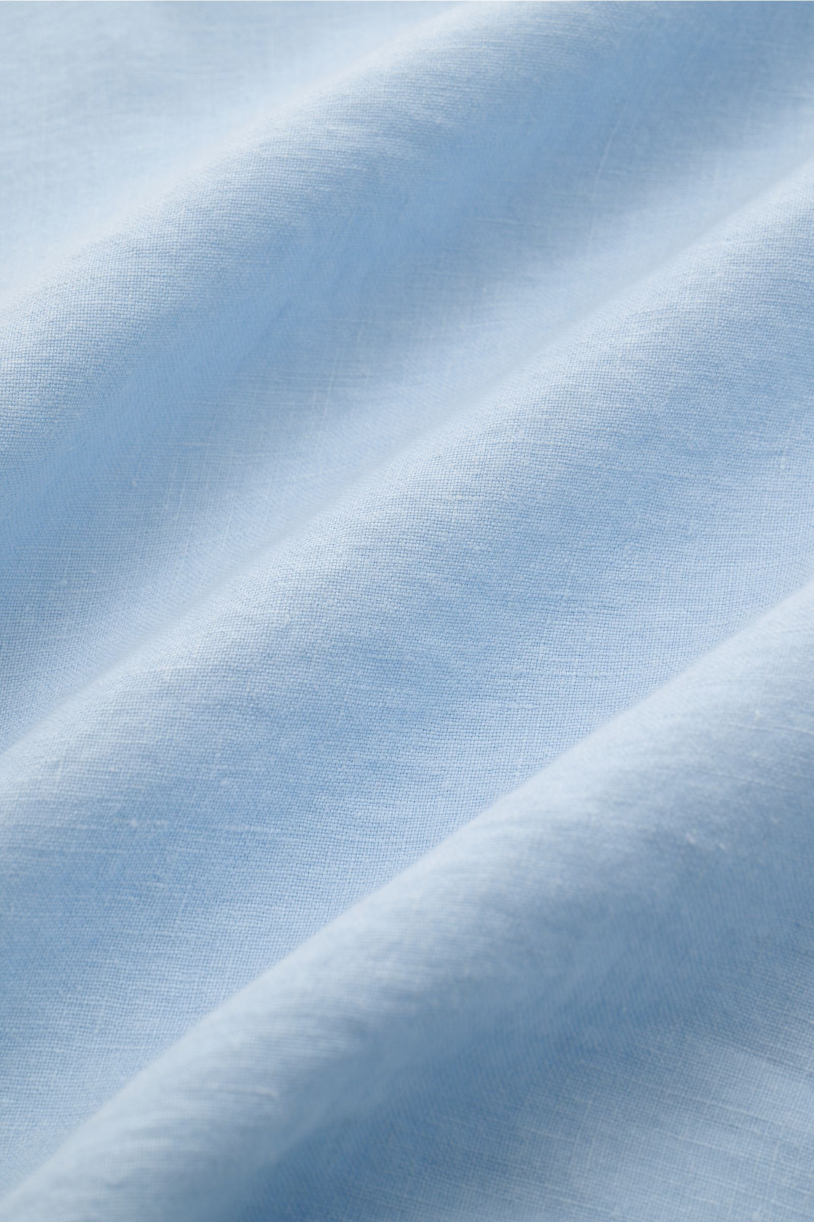 Belstaff Leinenhemd schmaler Kragen hellblau, aus reinem Leinen mit Brusttasche, Sportmanschette, Rückenpasse, frontal fotografiert.