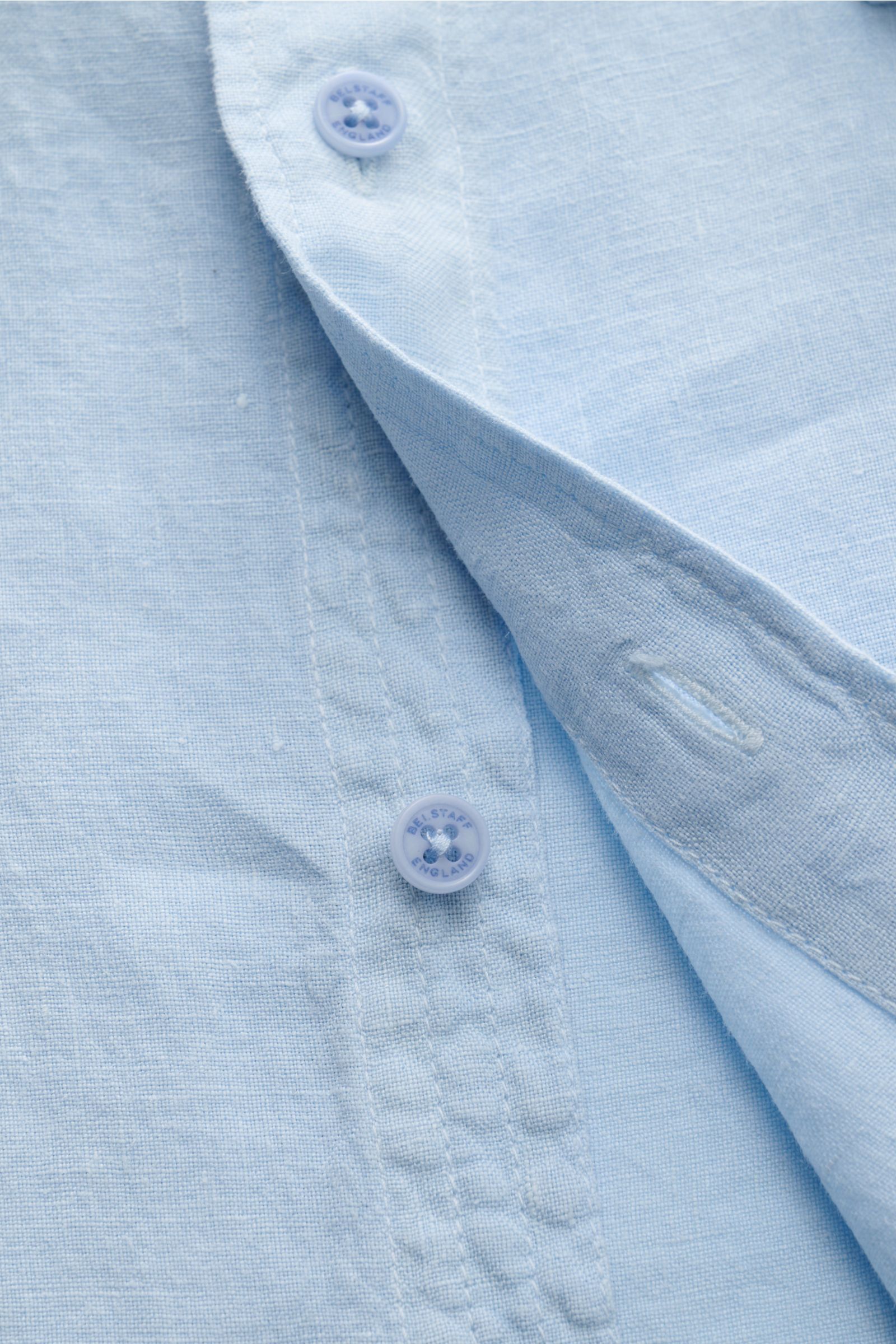 Belstaff Leinenhemd schmaler Kragen hellblau in Nahaufnahme von vorne, reine Leinenqualität mit feiner Knopfleiste und Logo-Knöpfen.