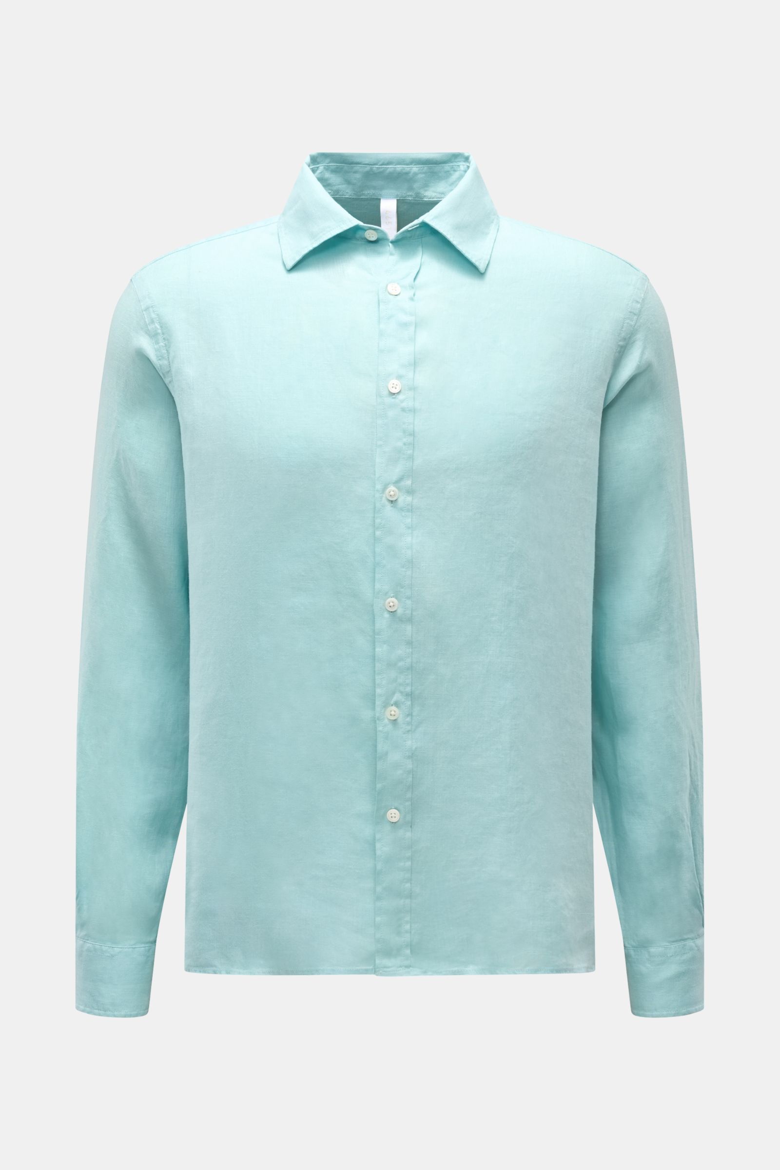 Front view of the 04651/ A trip in a bag Leinenhemd Kent-Kragen türkis, a turquoise linen shirt with a soft touch, oversized fit, Kent collar, button placket, classic sport cuffs, back waist darts, and a slightly rounded hem. Ideal for transitional season