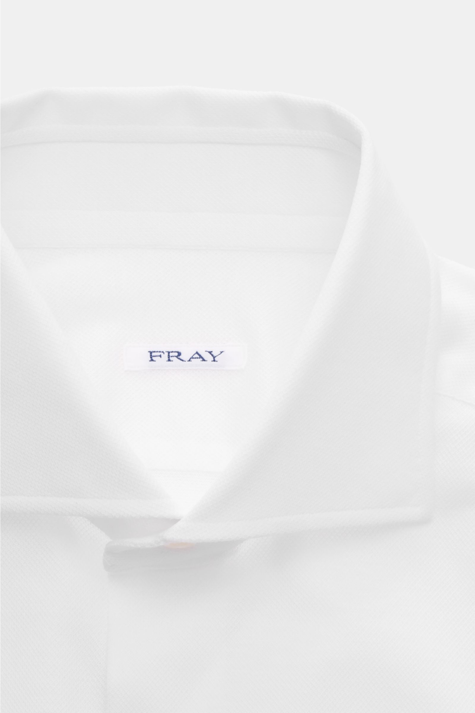Fray Piqué-Hemd Haifisch-Kragen 'Lione Cucitura' weiß aus reiner Baumwolle, Slim Fit, Haifischkragen, Detailaufnahme von oben.