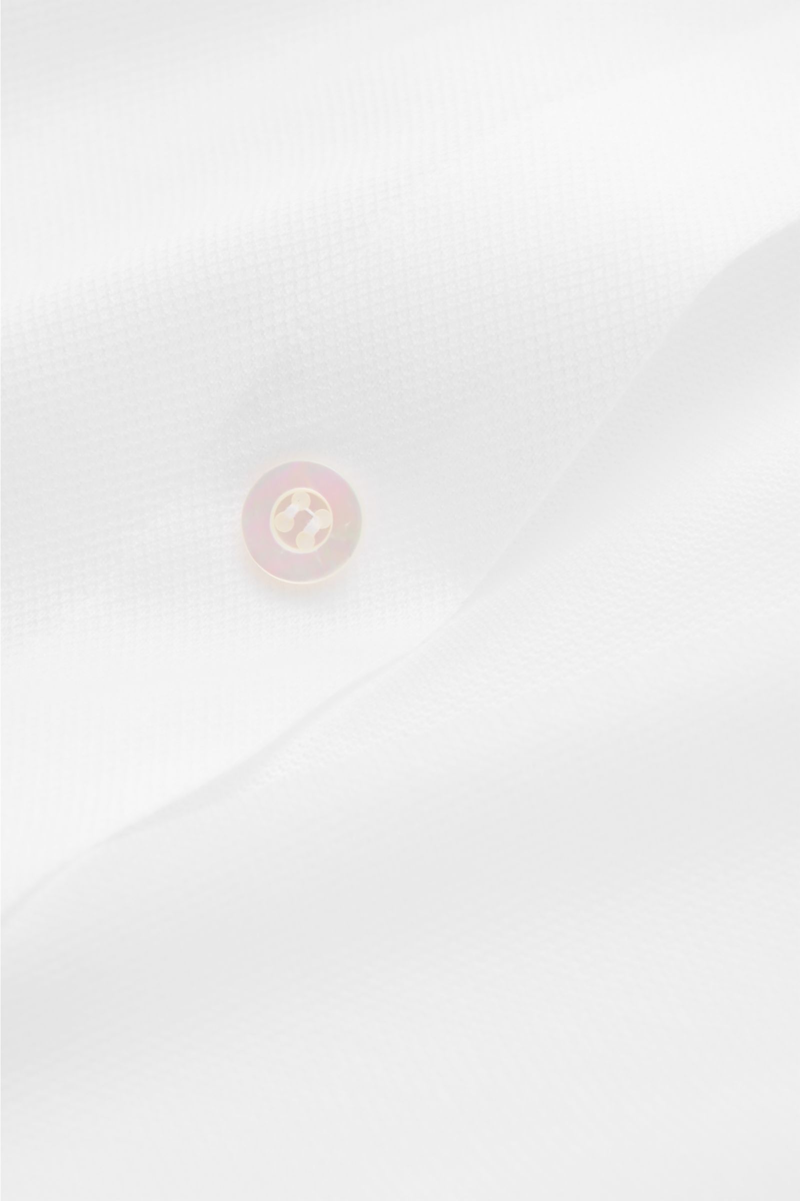 Fray Piqué-Hemd Haifisch-Kragen 'Lione Cucitura' weiß in Nahaufnahme von der Stoffstruktur mit Knopf, Slim Fit, reine Baumwolle.