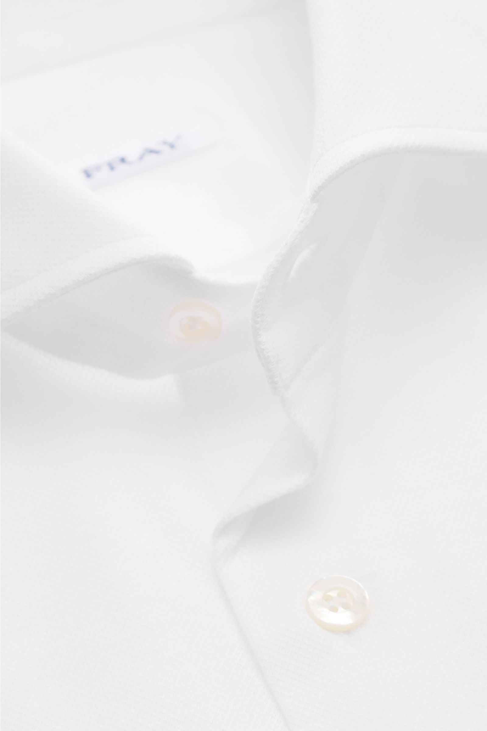 Nahaufnahme des Fray Piqué-Hemds Haifisch-Kragen 'Lione Cucitura' weiß aus reiner Baumwolle mit Slim Fit, Sportmanschette und leicht gerundetem Saum.