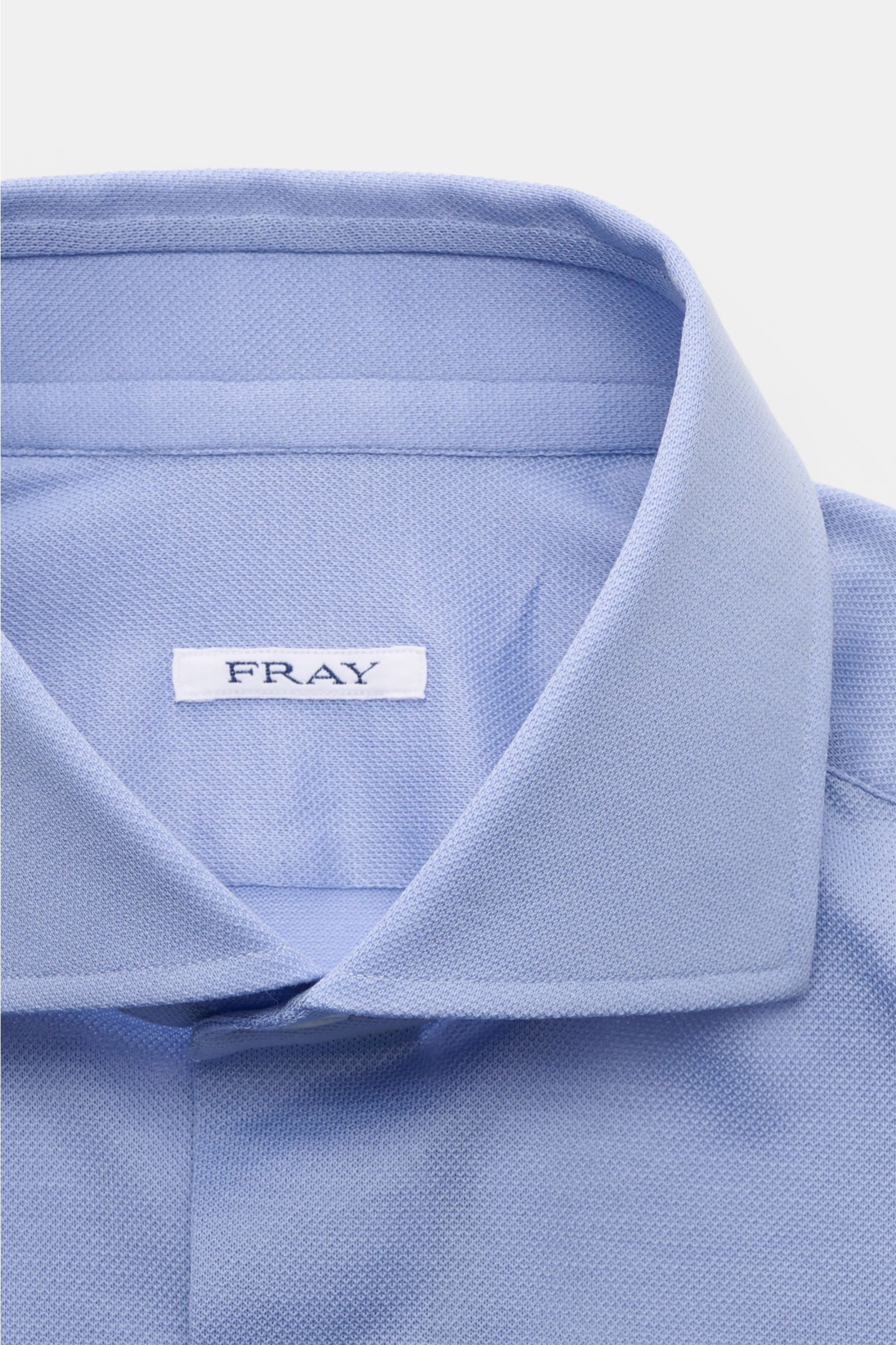 Close-up front view of the Fray Piqué-Hemd Haifisch-Kragen 'Lione Cucitura' hellblau, made of airy pure cotton piqué with a shark collar. 

FRAY überzeugt mit dem Hemd 'Lione Cucitura' aus luftigem Piqué, gefertigt aus reiner Baumwolle – ein zeitloses 