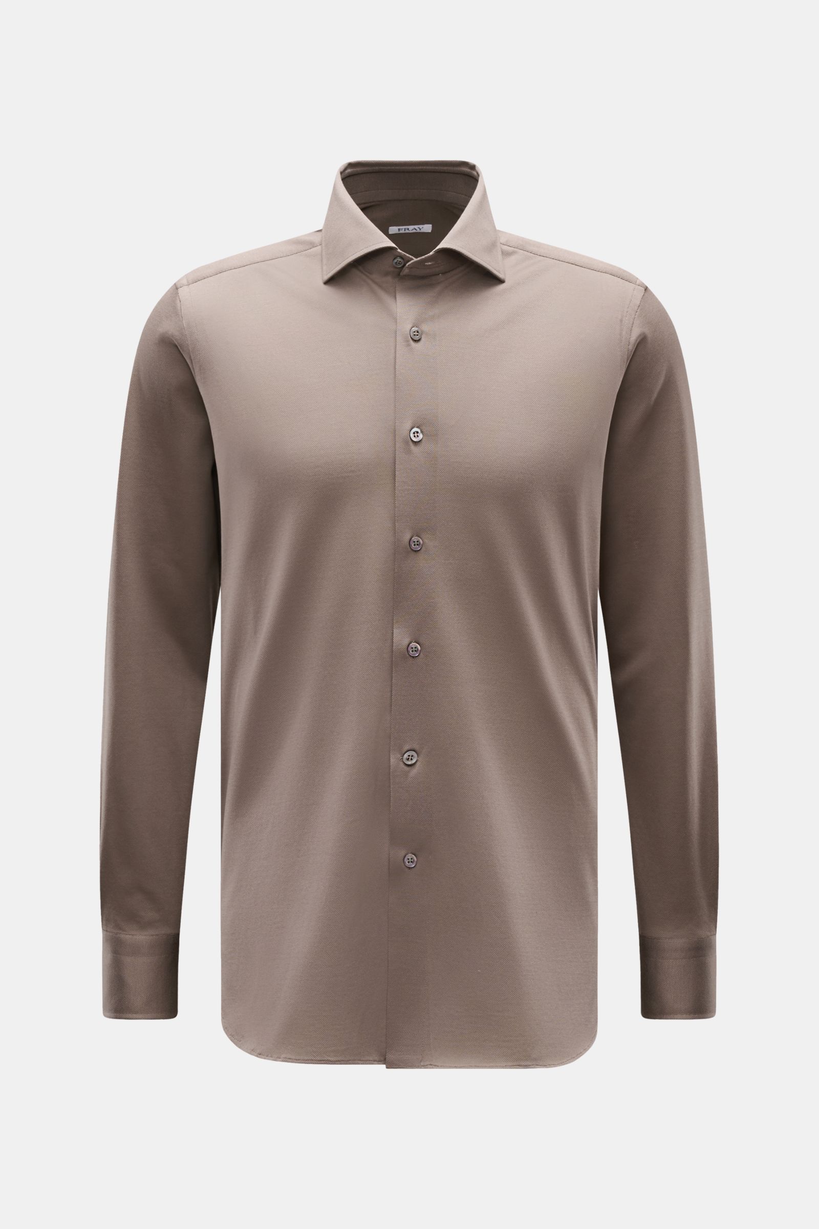 Front view of Fray Piqué-Hemd Haifisch-Kragen 'Lione Cucitura' graubraun, slim fit cotton piqué shirt with shark collar.

FRAY überzeugt mit dem Hemd 'Lione Cucitura' aus luftigem Piqué, gefertigt aus reiner Baumwolle – ein zeitloses Essential für den 