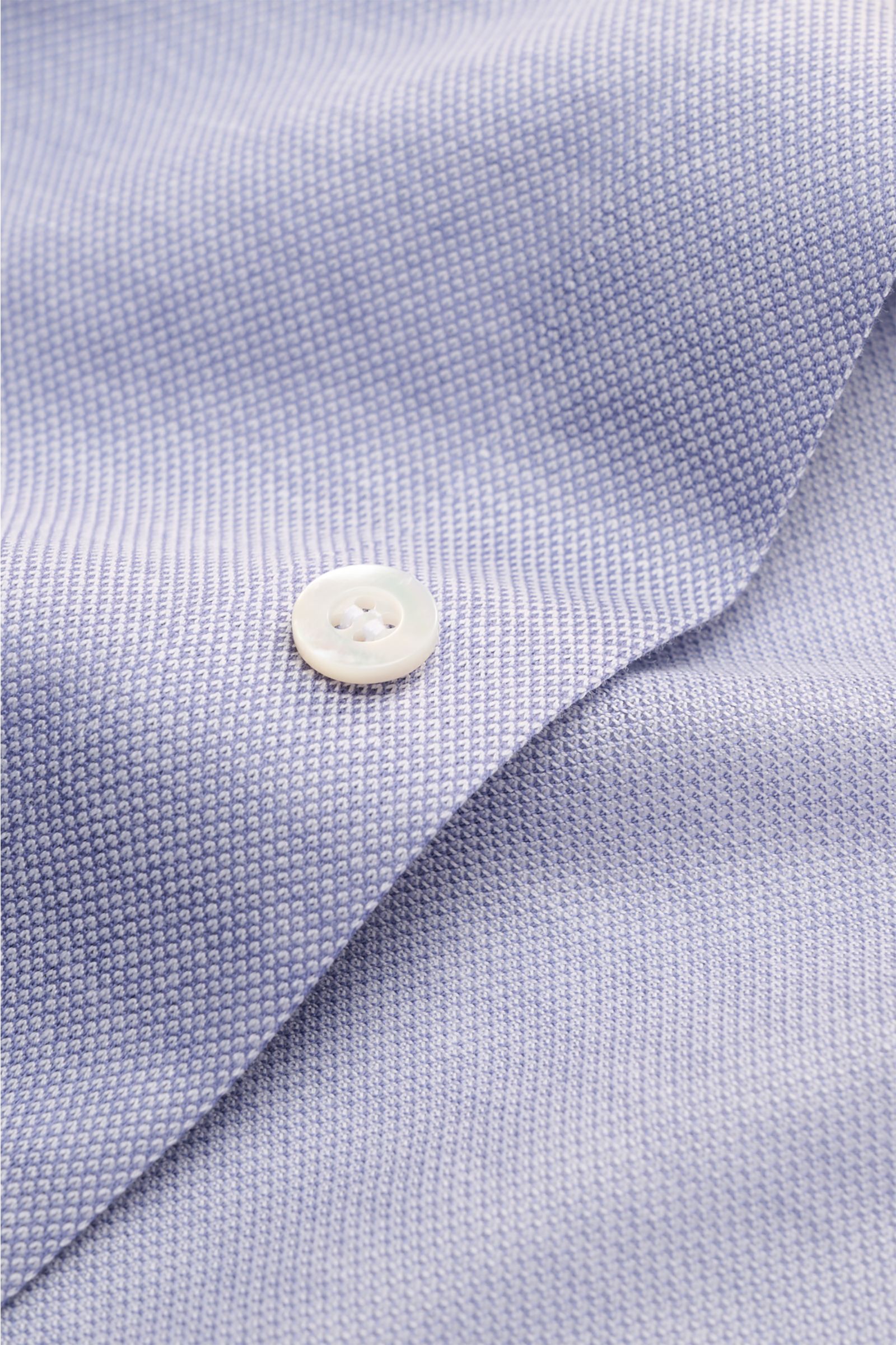 Fray Piqué-Hemd Haifisch-Kragen 'Lione Cucitura' graublau meliert, Nahaufnahme des Slim Fit Hemds aus reiner Baumwolle, Piqué-Struktur, weiße Knöpfe, leicht gerundeter Saum.
