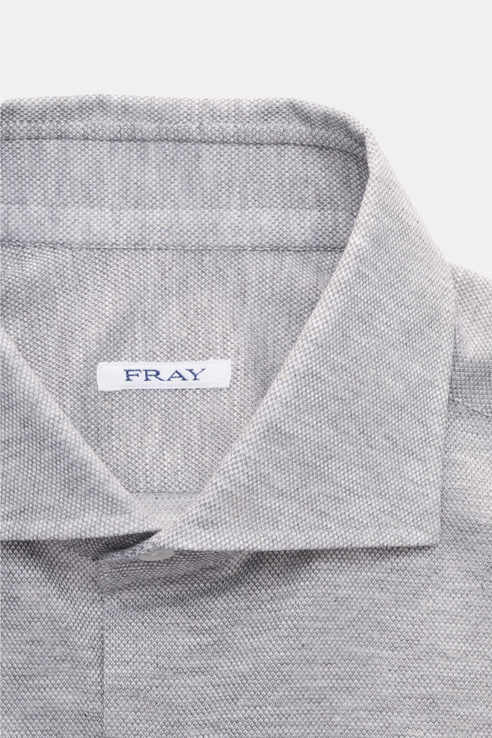 Close-up front view of the Fray Piqué-Hemd Haifisch-Kragen 'Lione Cucitura' grau meliert shirt collar in breathable pure cotton piqué fabric. 

FRAY überzeugt mit dem Hemd 'Lione Cucitura' aus luftigem Piqué, gefertigt aus reiner Baumwolle – ein zeitlo